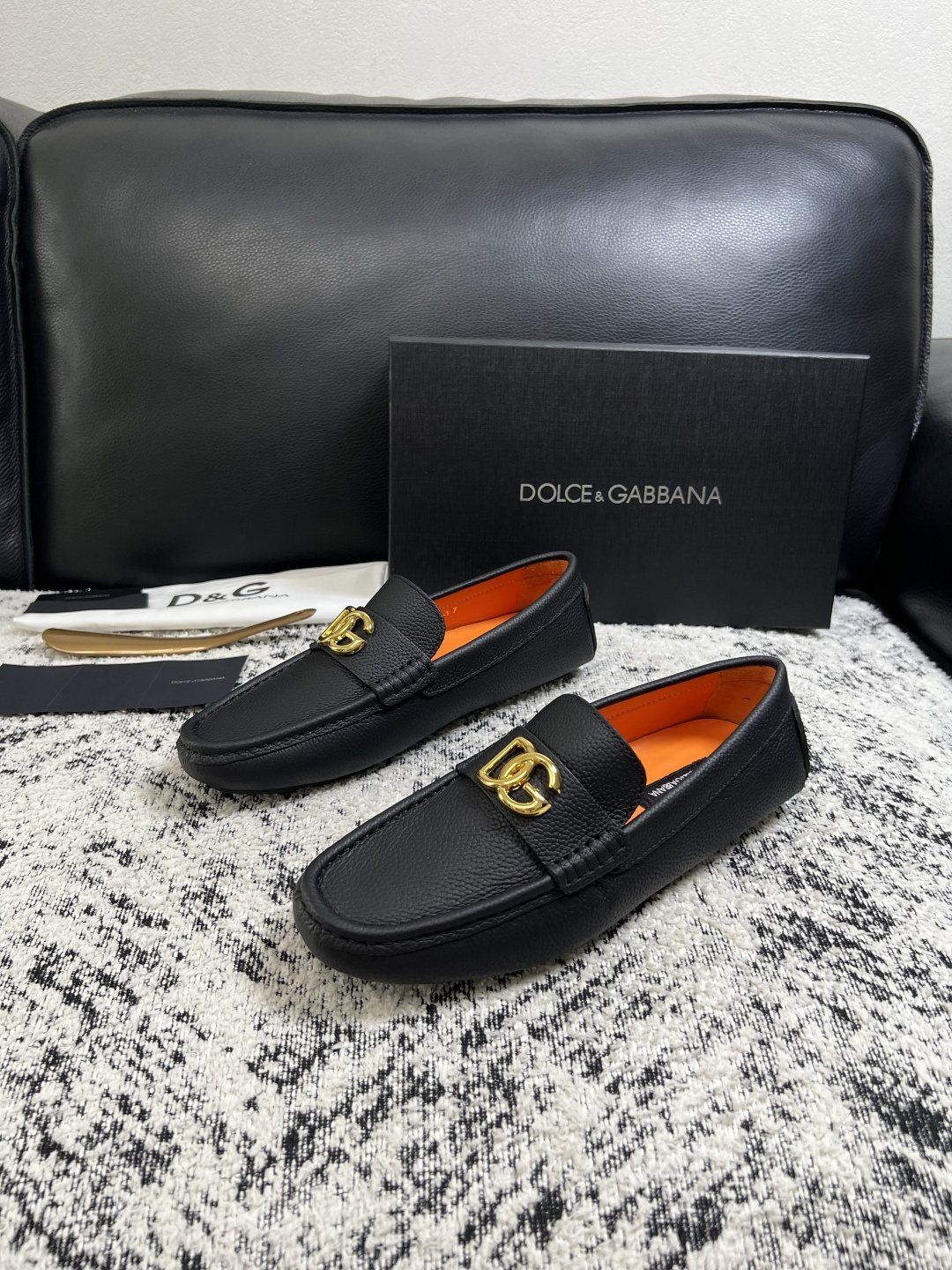 Dolce & Gabbana   高品质  顶级工艺品  杜嘉班纳 爆款豆豆鞋专柜新品同步，鞋面意大利进口牛皮面料，高