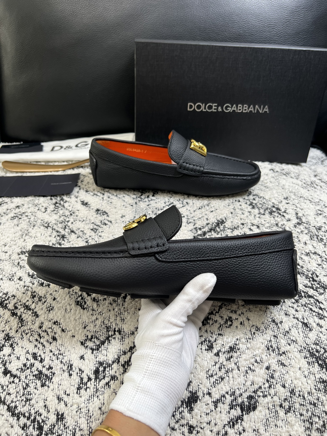 Dolce & Gabbana   高品质  顶级工艺品  杜嘉班纳 爆款豆豆鞋专柜新品同步，鞋面意大利进口牛皮面料，高