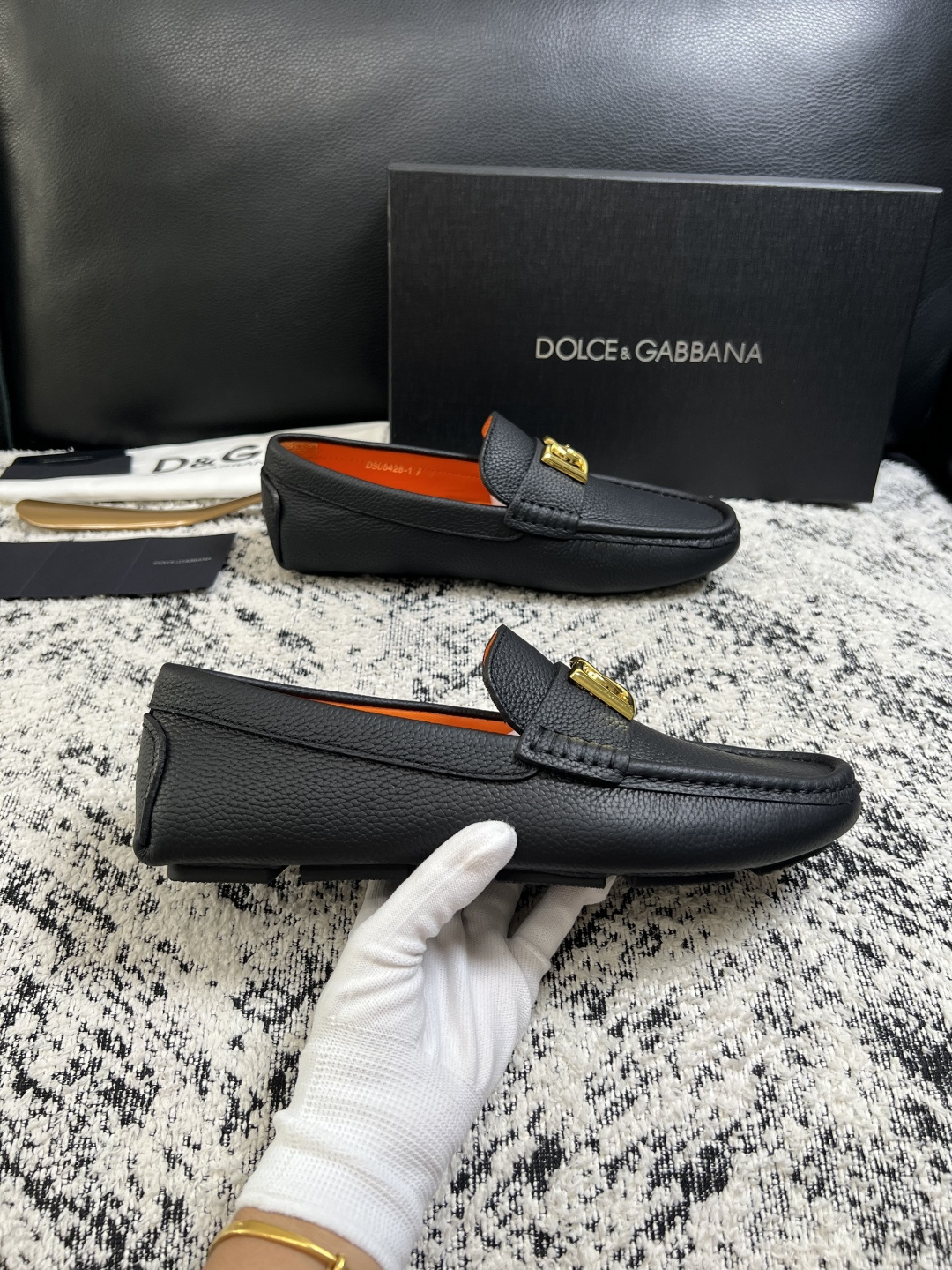 Dolce & Gabbana   高品质  顶级工艺品  杜嘉班纳 爆款豆豆鞋专柜新品同步，鞋面意大利进口牛皮面料，高