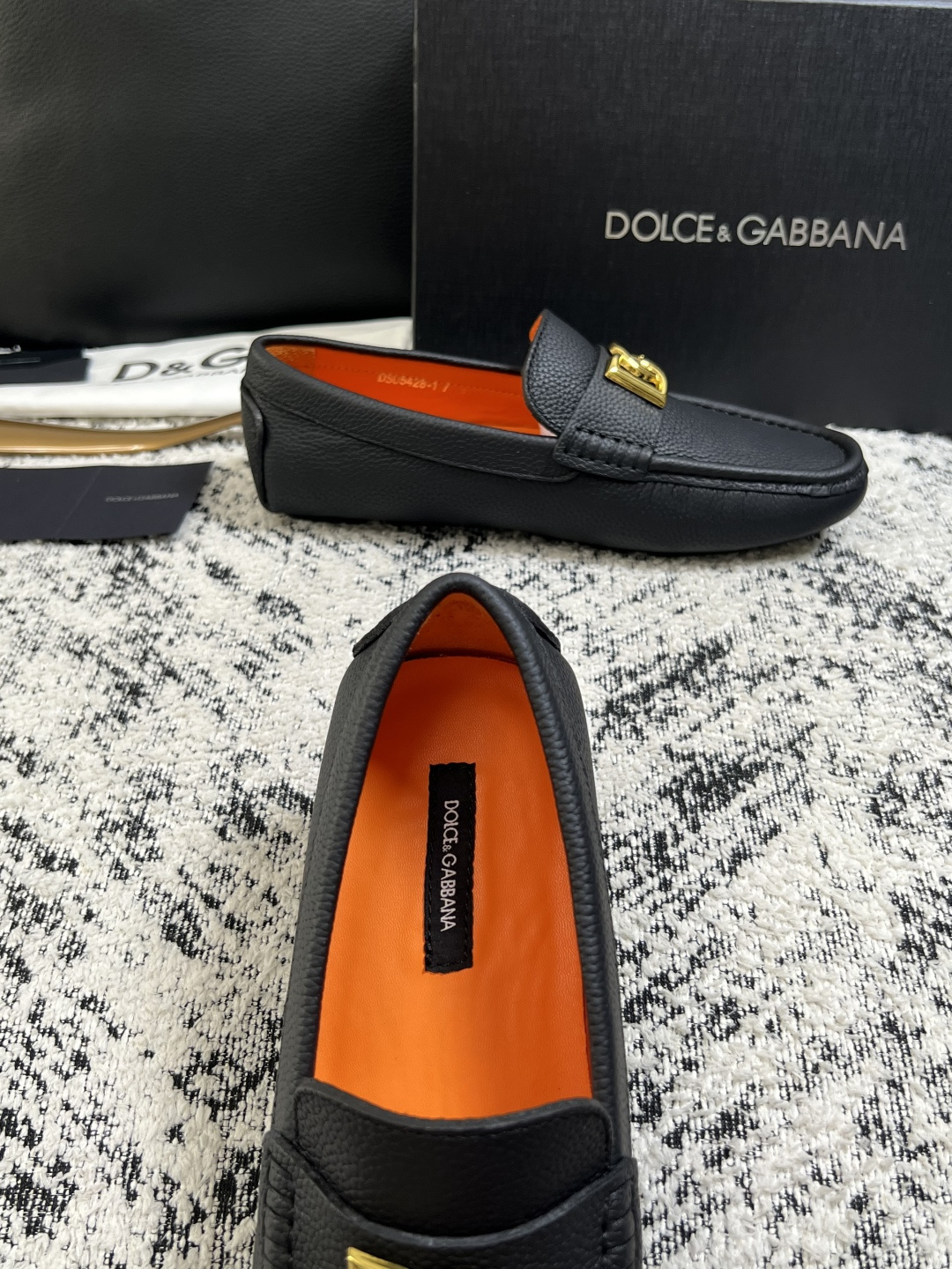Dolce & Gabbana   高品质  顶级工艺品  杜嘉班纳 爆款豆豆鞋专柜新品同步，鞋面意大利进口牛皮面料，高