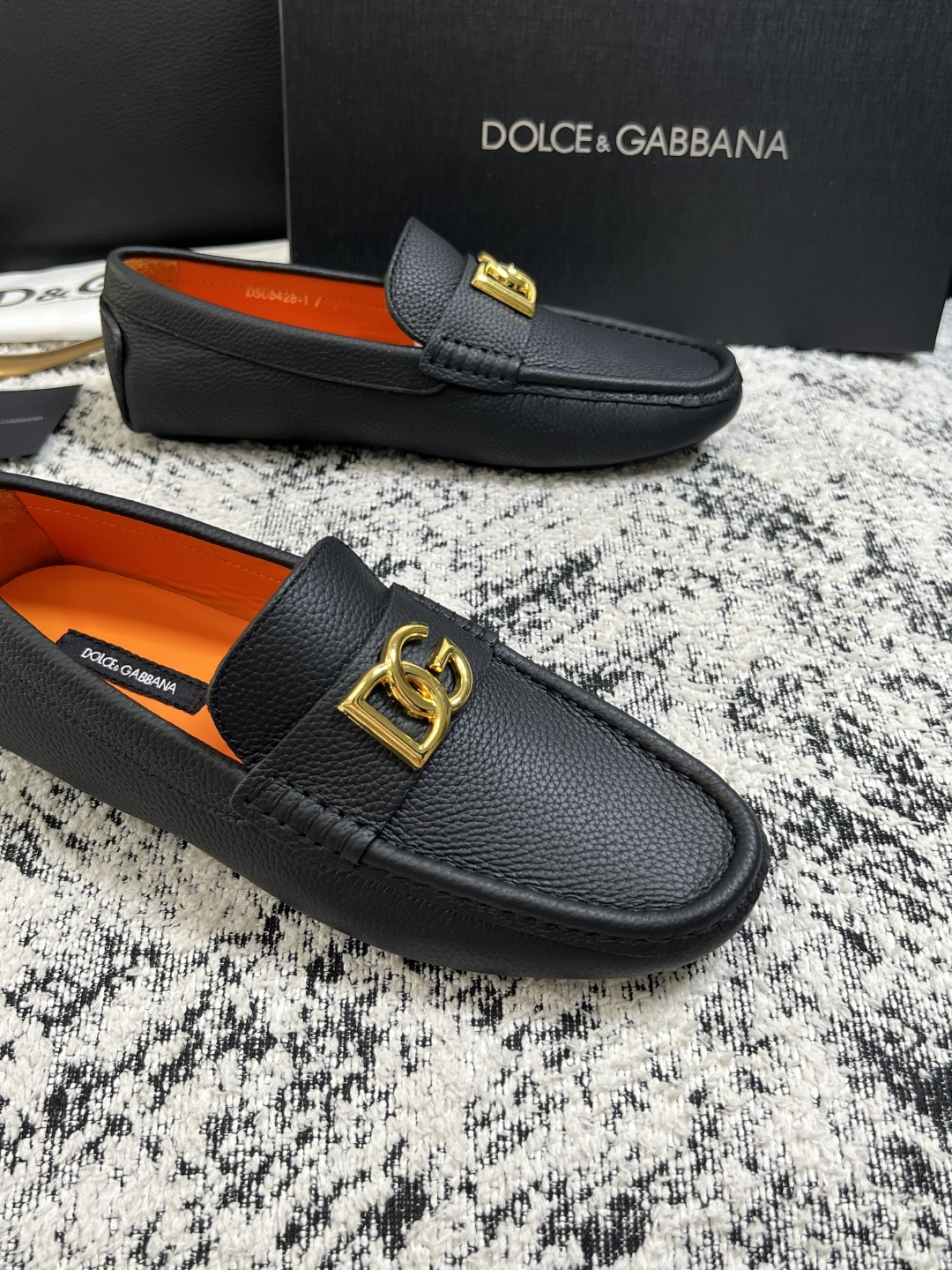 Dolce & Gabbana   高品质  顶级工艺品  杜嘉班纳 爆款豆豆鞋专柜新品同步，鞋面意大利进口牛皮面料，高