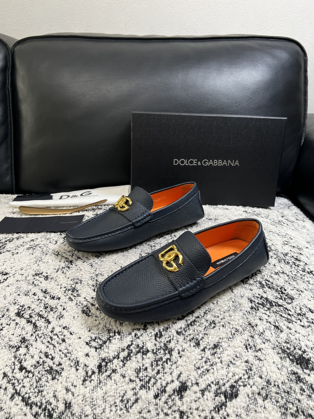 Dolce & Gabbana   高品质  顶级工艺品  杜嘉班纳 爆款豆豆鞋专柜新品同步，鞋面意大利进口牛皮面料，高