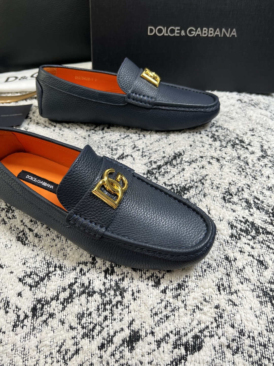 Dolce & Gabbana   高品质  顶级工艺品  杜嘉班纳 爆款豆豆鞋专柜新品同步，鞋面意大利进口牛皮面料，高