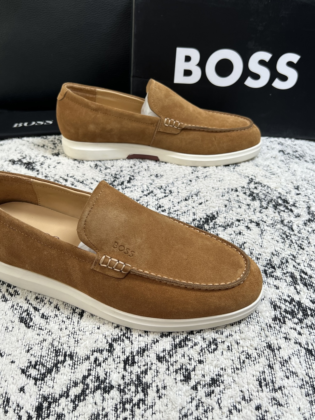 BOSS  高品质 顶级工艺品  博斯  专柜同步原厂配置，意大利进口牛皮面料牛内里垫，高品质拼接复杂工艺，透气舒适 鞋