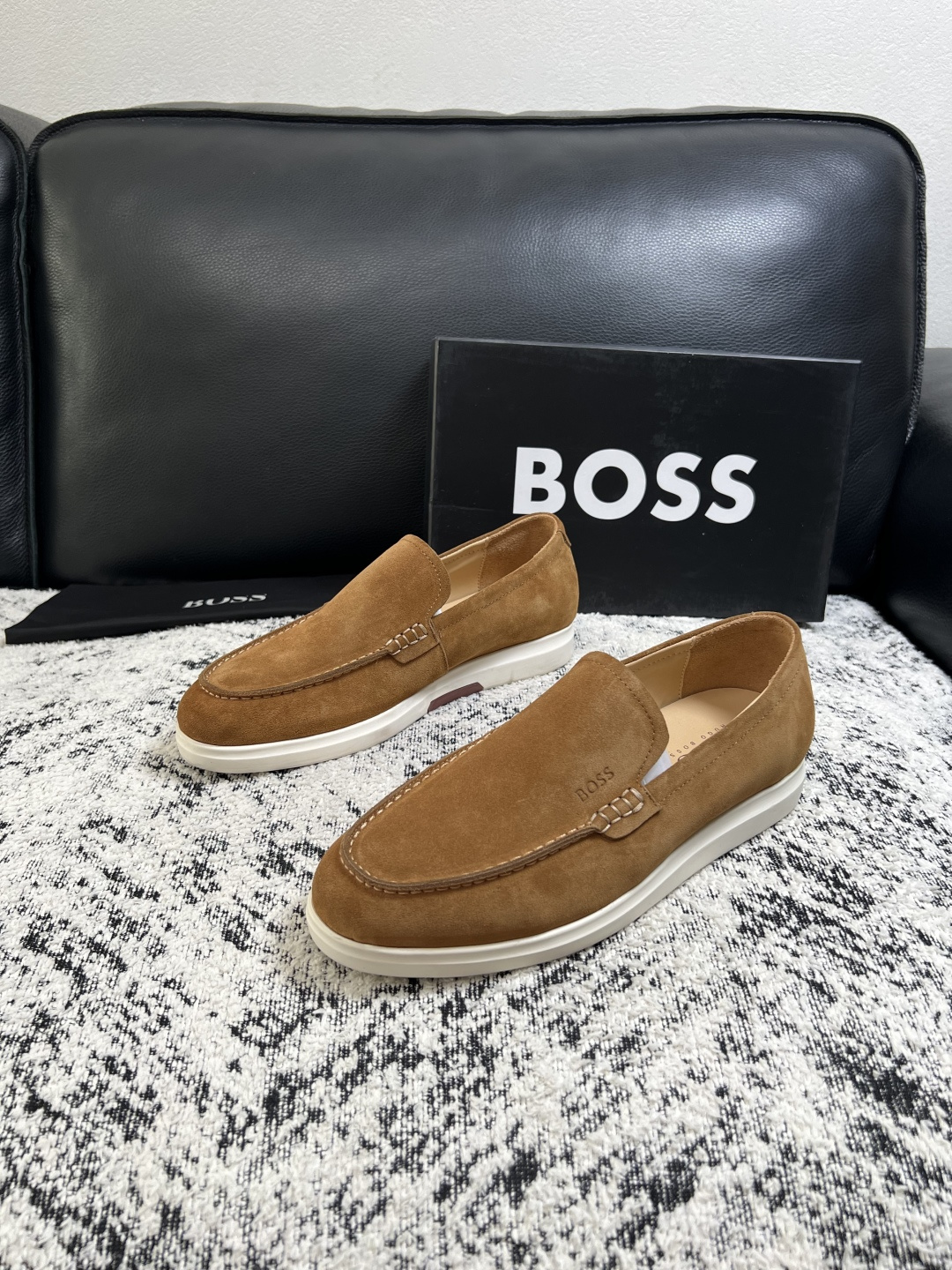 BOSS  高品质 顶级工艺品  博斯  专柜同步原厂配置，意大利进口牛皮面料牛内里垫，高品质拼接复杂工艺，透气舒适 鞋
