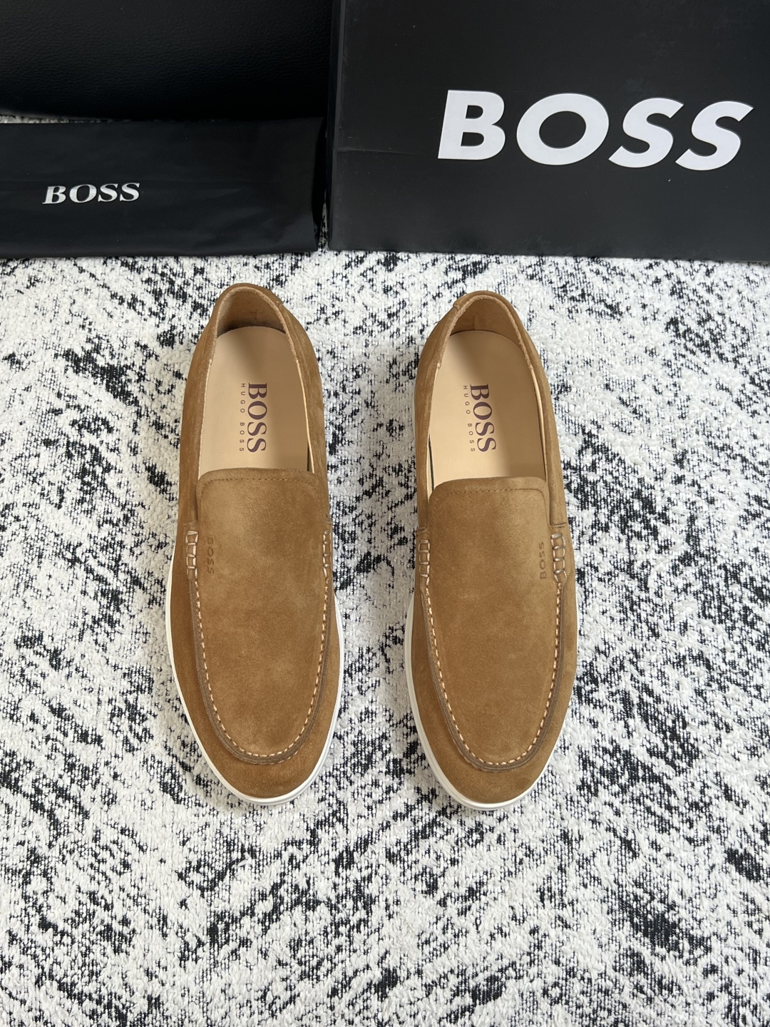BOSS  高品质 顶级工艺品  博斯  专柜同步原厂配置，意大利进口牛皮面料牛内里垫，高品质拼接复杂工艺，透气舒适 鞋