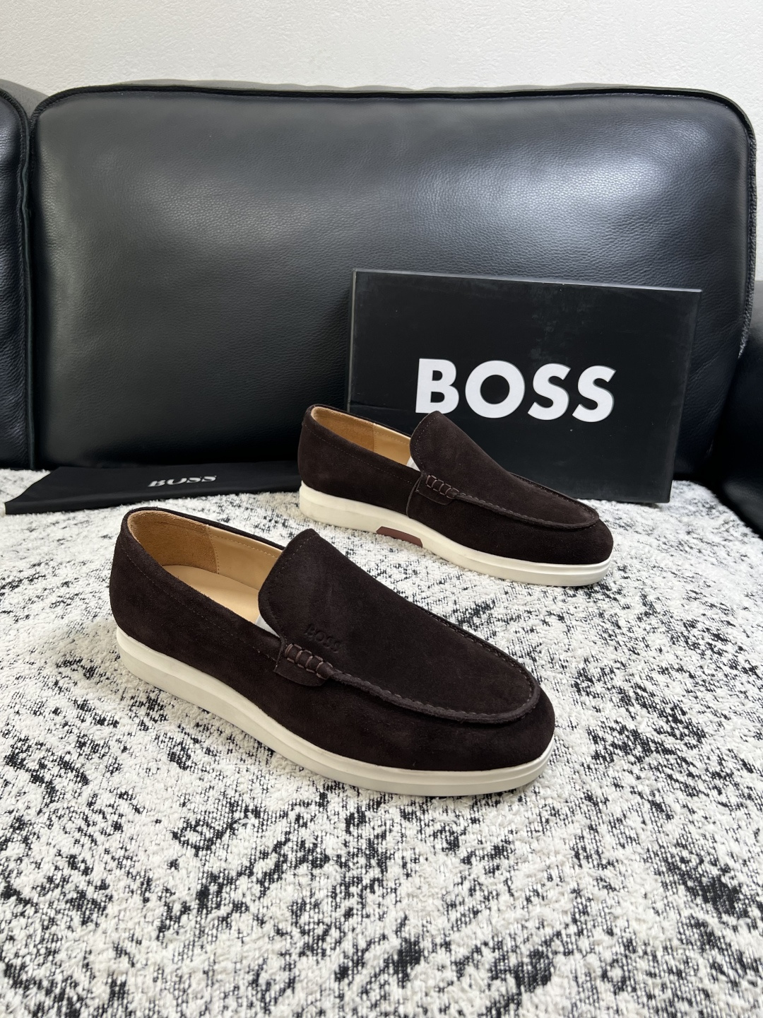 NO:930375,BOSS high-quality top handicrafts BOSS counters are equipped with original factory configurations, cowhide fabric lining imported from Italy, high-quality splicing and complex craftsmanship, breathable and comfortable. The soles are specially provided by the original factory and are super comfortable. Original factory and single goods, welcome to compare, code number 39-44 (customized 45 46 47),,cowhide19860909BOSS 高品质 顶级工艺品 博斯 专柜同步原厂配置,意大利进口牛皮面料牛内里垫,高品质拼接复杂工艺,透气舒适 鞋底原厂特供原版底超级舒适,原厂跟单货,欢迎对比,码数 39-44(订做 45 46 47 ),,cowhide,Men's shoes