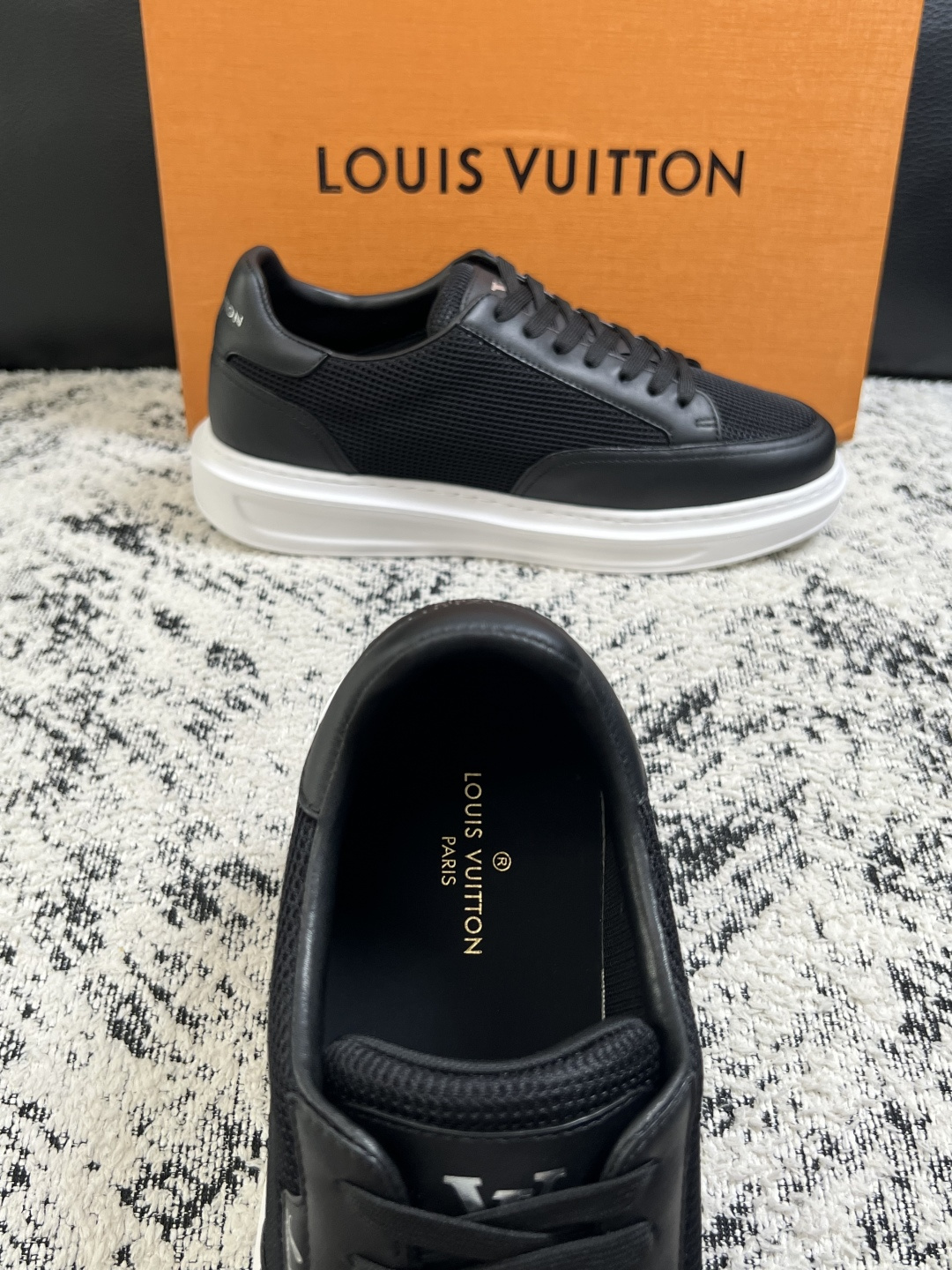 Lv  高品质  顶级工艺品  路易威登，运动板鞋专柜同步，鞋面意大利进口，高品质拼接缤纷色彩复杂工艺品，进口牛皮里垫柔
