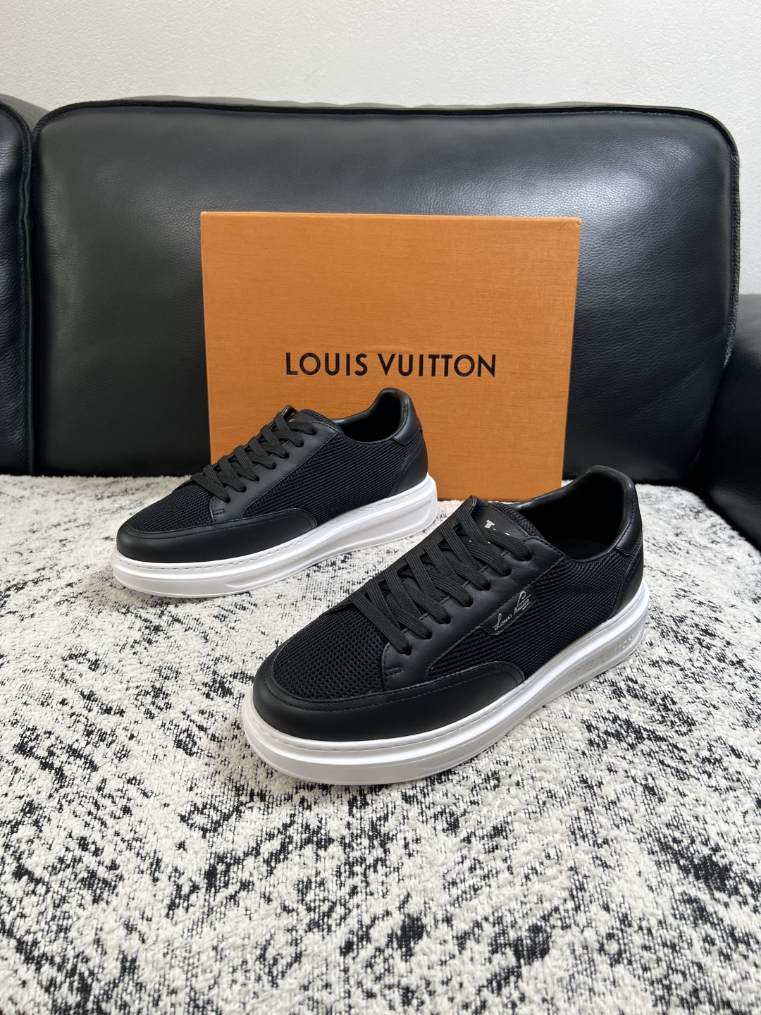 Lv  高品质  顶级工艺品  路易威登，运动板鞋专柜同步，鞋面意大利进口，高品质拼接缤纷色彩复杂工艺品，进口牛皮里垫柔