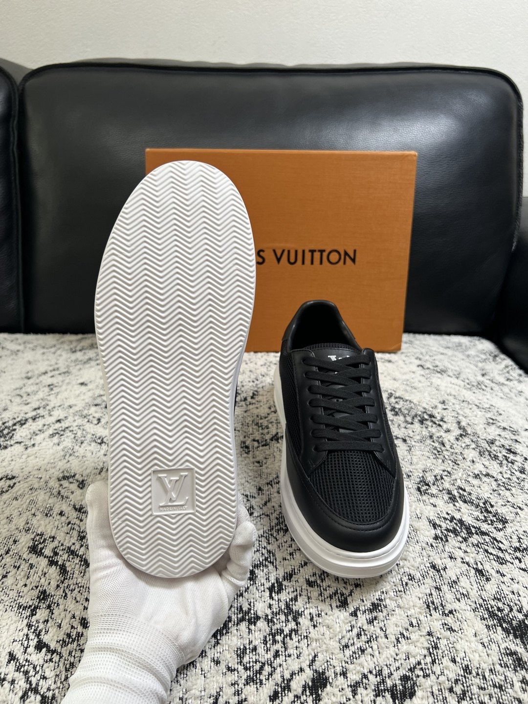 Lv  高品质  顶级工艺品  路易威登，运动板鞋专柜同步，鞋面意大利进口，高品质拼接缤纷色彩复杂工艺品，进口牛皮里垫柔