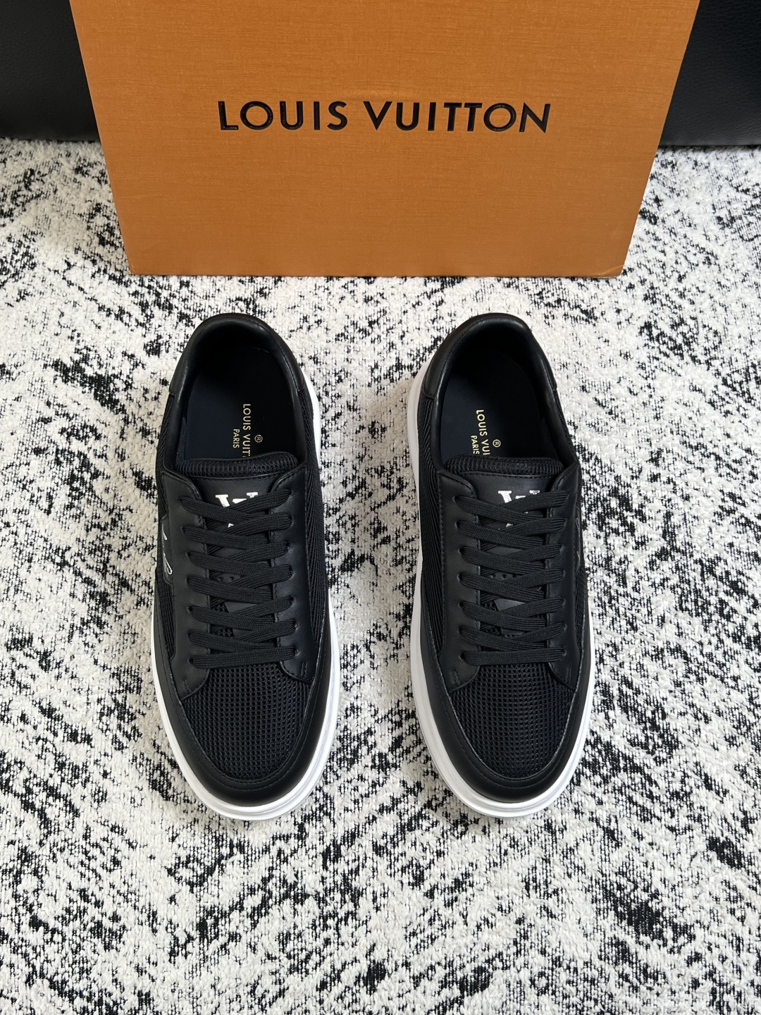 Lv  高品质  顶级工艺品  路易威登，运动板鞋专柜同步，鞋面意大利进口，高品质拼接缤纷色彩复杂工艺品，进口牛皮里垫柔