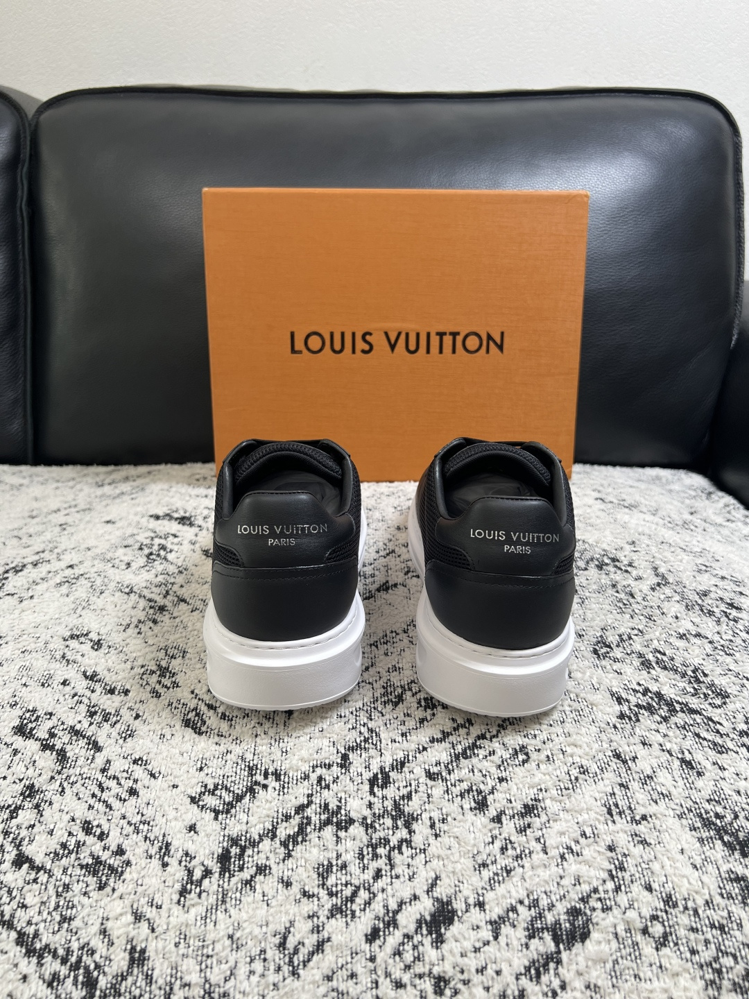 Lv  高品质  顶级工艺品  路易威登，运动板鞋专柜同步，鞋面意大利进口，高品质拼接缤纷色彩复杂工艺品，进口牛皮里垫柔