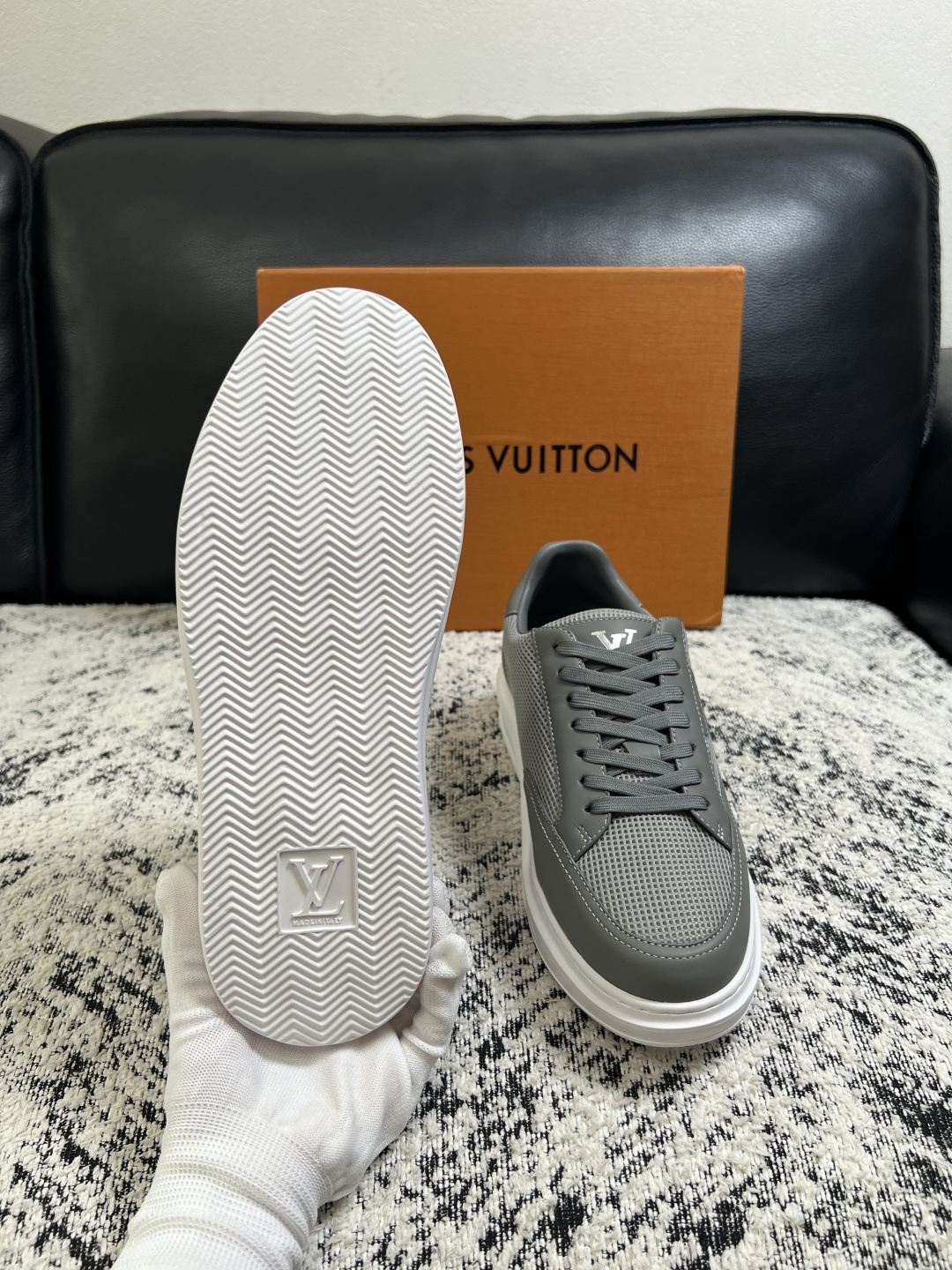 Lv  高品质  顶级工艺品  路易威登，运动板鞋专柜同步，鞋面意大利进口，高品质拼接缤纷色彩复杂工艺品，进口牛皮里垫柔