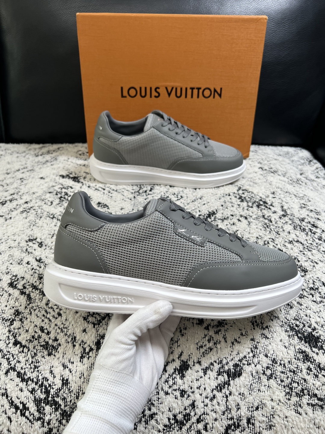 Lv  高品质  顶级工艺品  路易威登，运动板鞋专柜同步，鞋面意大利进口，高品质拼接缤纷色彩复杂工艺品，进口牛皮里垫柔