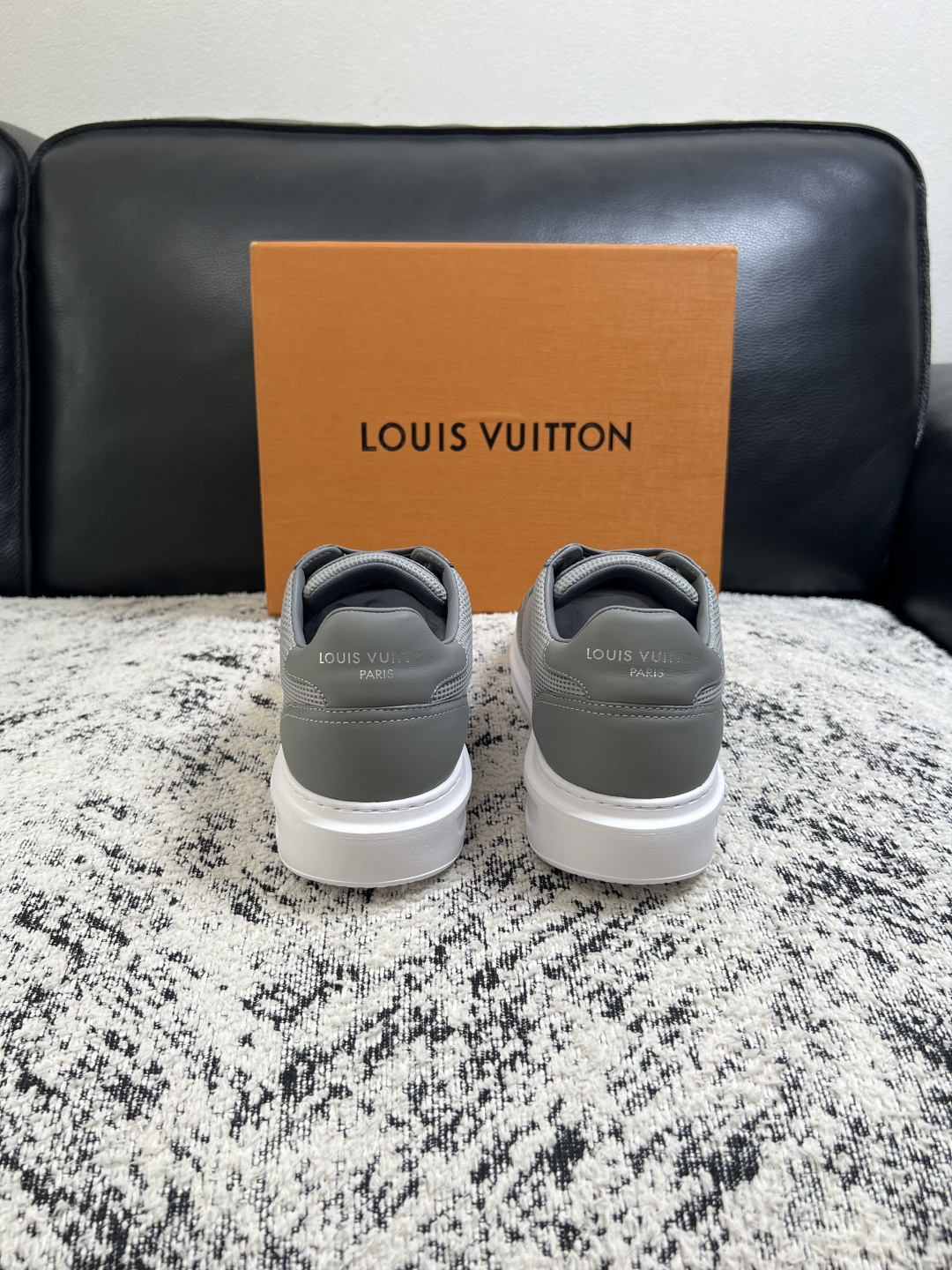 Lv  高品质  顶级工艺品  路易威登，运动板鞋专柜同步，鞋面意大利进口，高品质拼接缤纷色彩复杂工艺品，进口牛皮里垫柔