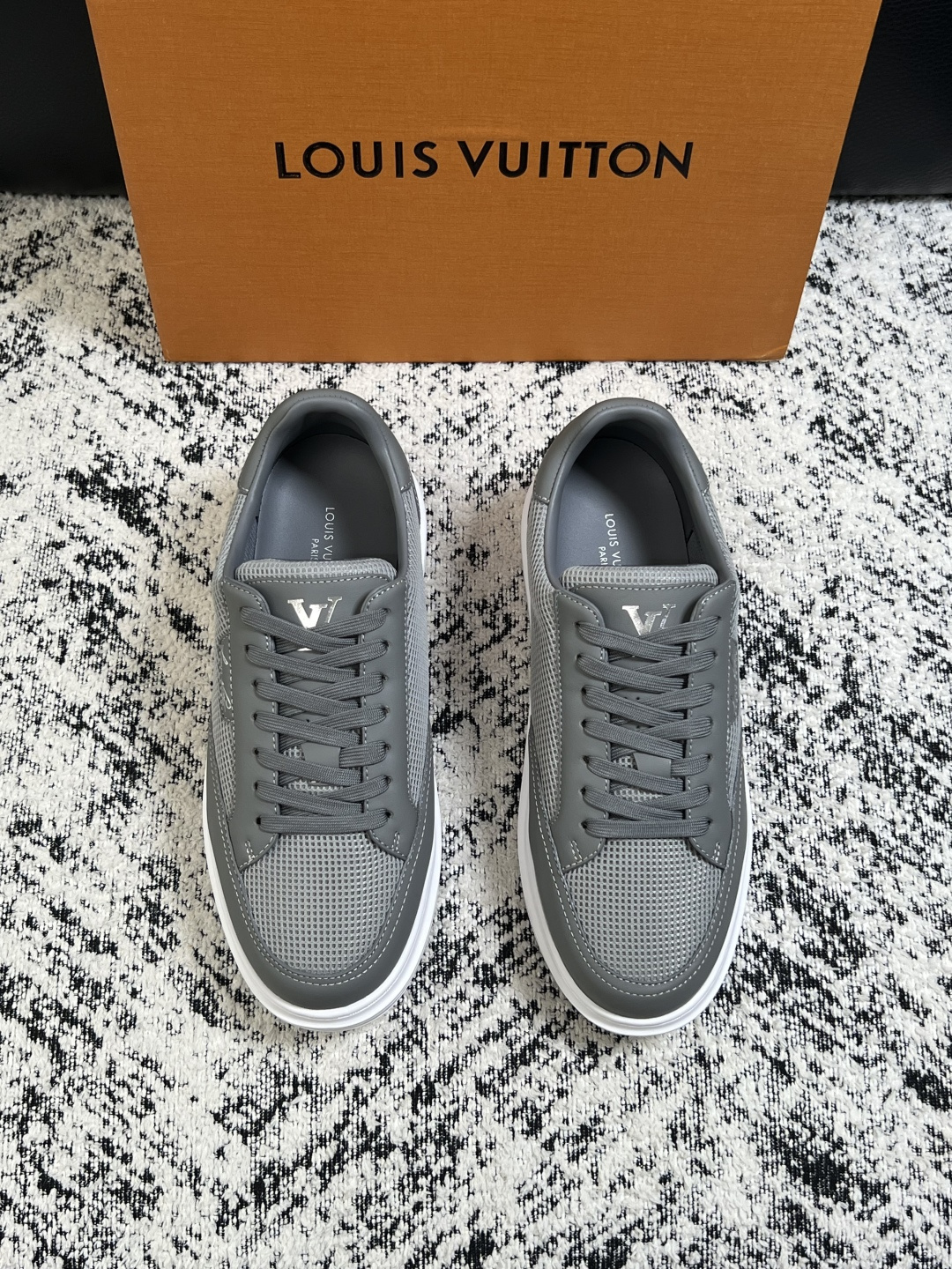 Lv  高品质  顶级工艺品  路易威登，运动板鞋专柜同步，鞋面意大利进口，高品质拼接缤纷色彩复杂工艺品，进口牛皮里垫柔