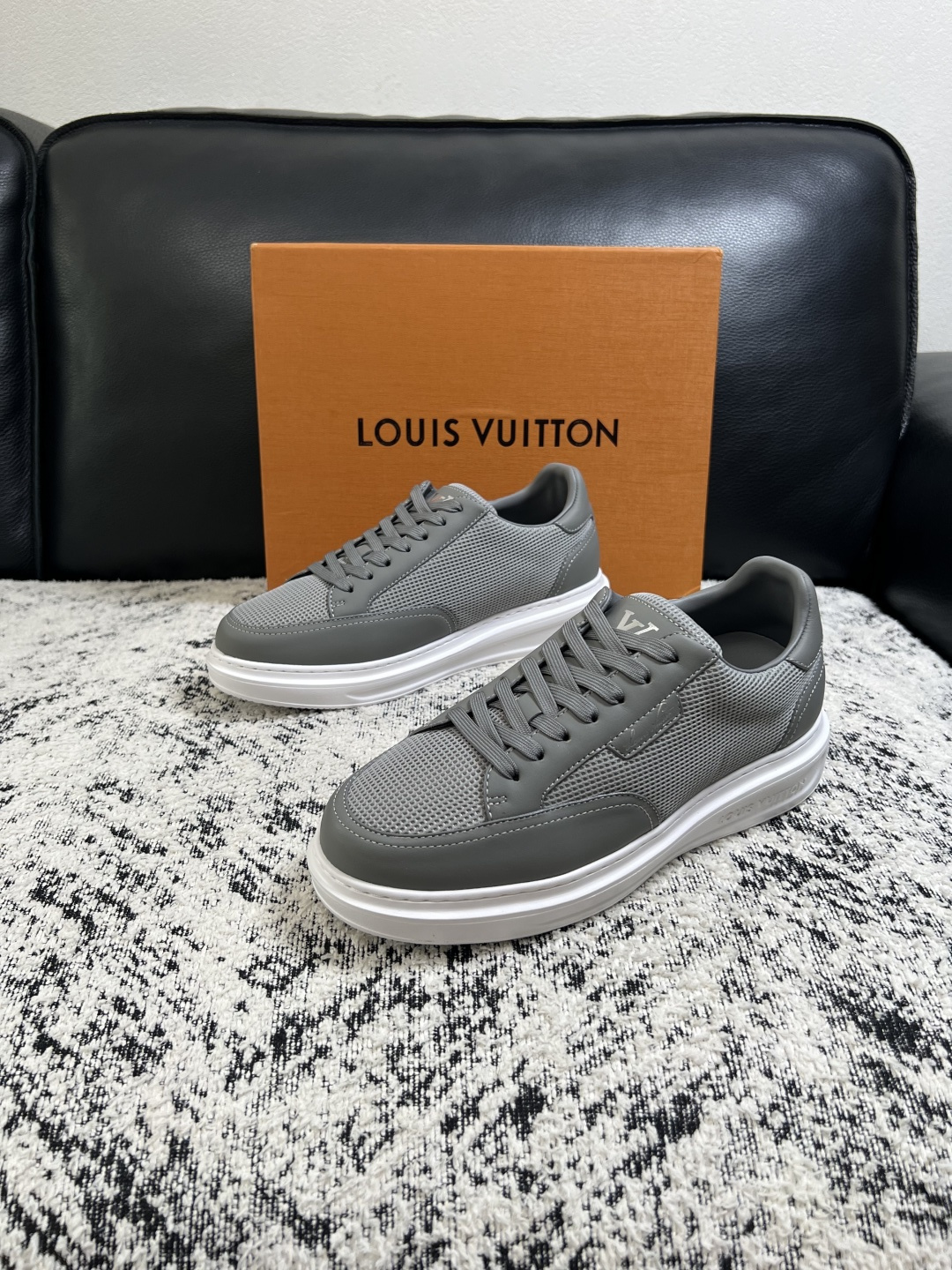 Lv  高品质  顶级工艺品  路易威登，运动板鞋专柜同步，鞋面意大利进口，高品质拼接缤纷色彩复杂工艺品，进口牛皮里垫柔