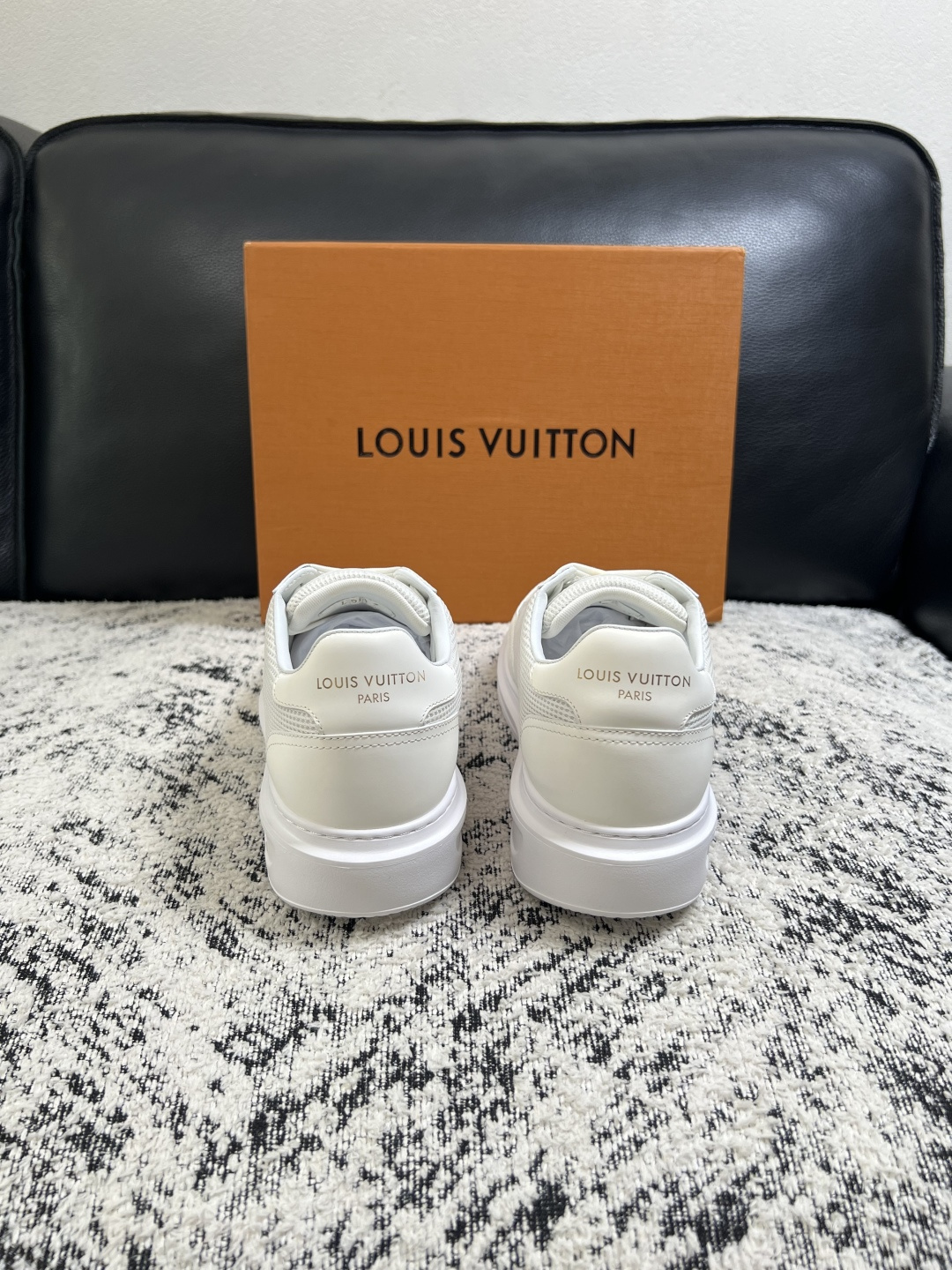 Lv  高品质  顶级工艺品  路易威登，运动板鞋专柜同步，鞋面意大利进口，高品质拼接缤纷色彩复杂工艺品，进口牛皮里垫柔