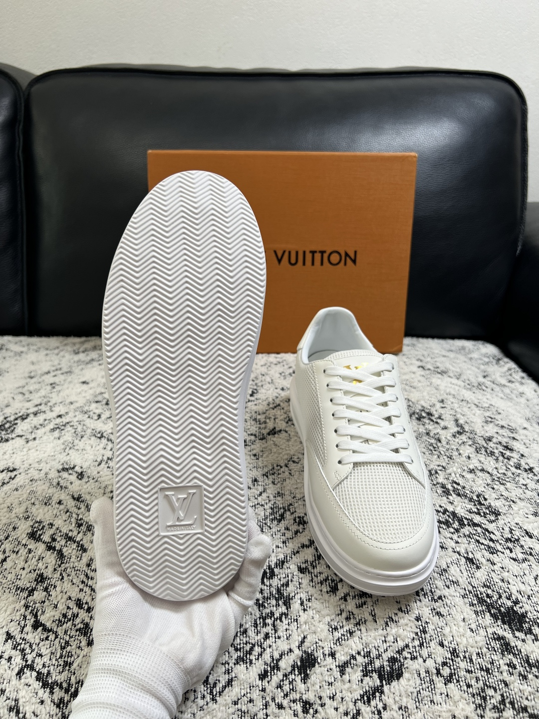 Lv  高品质  顶级工艺品  路易威登，运动板鞋专柜同步，鞋面意大利进口，高品质拼接缤纷色彩复杂工艺品，进口牛皮里垫柔
