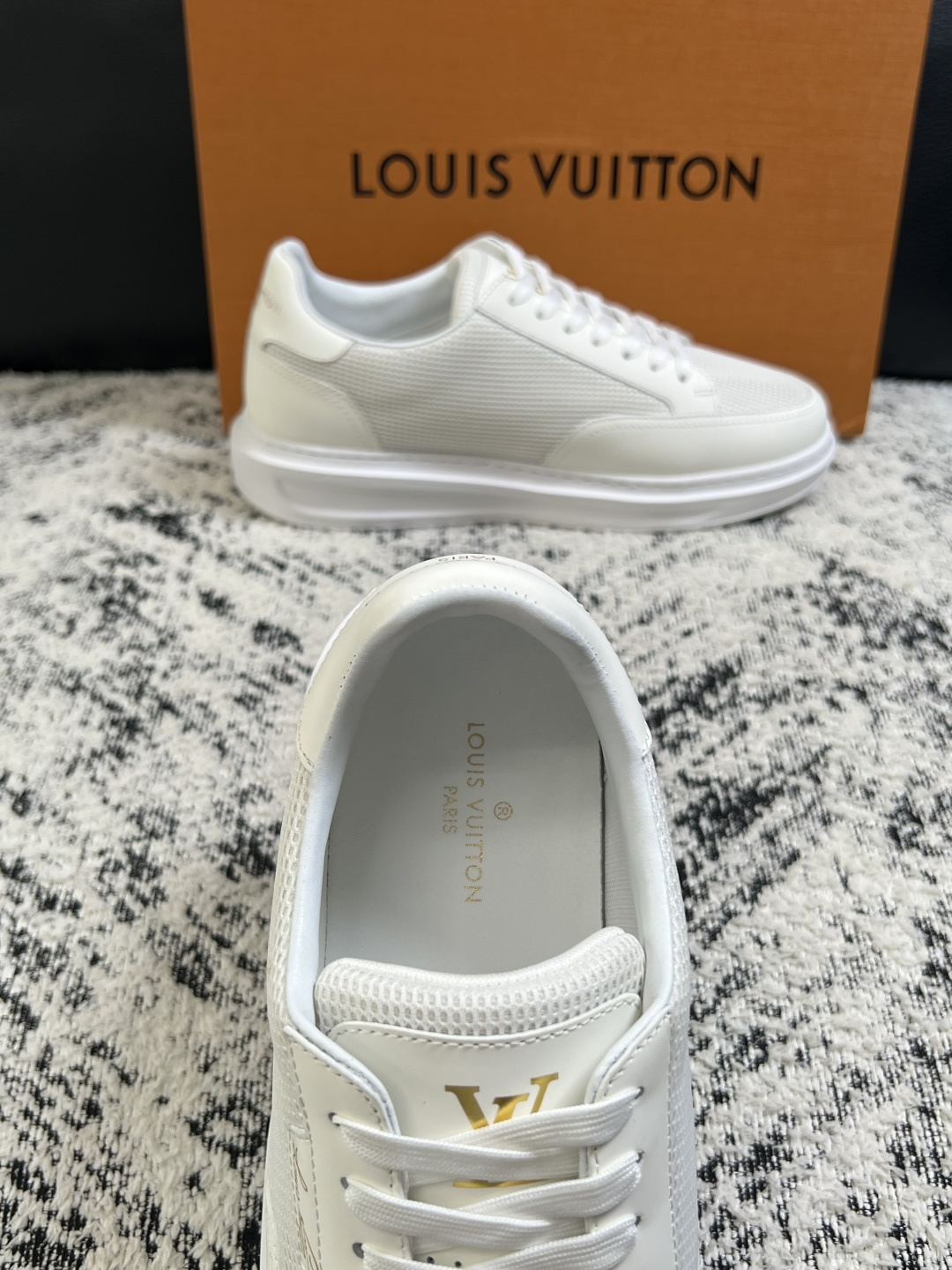 Lv  高品质  顶级工艺品  路易威登，运动板鞋专柜同步，鞋面意大利进口，高品质拼接缤纷色彩复杂工艺品，进口牛皮里垫柔