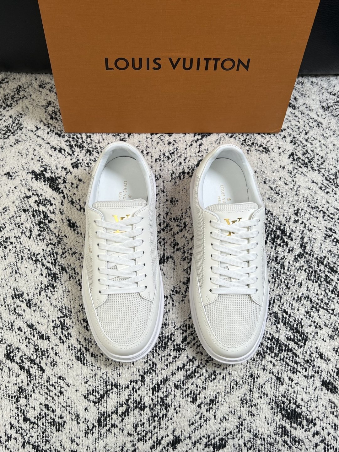 Lv  高品质  顶级工艺品  路易威登，运动板鞋专柜同步，鞋面意大利进口，高品质拼接缤纷色彩复杂工艺品，进口牛皮里垫柔
