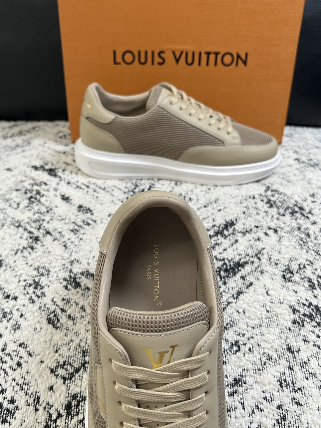 Lv  高品质  顶级工艺品  路易威登，运动板鞋专柜同步，鞋面意大利进口，高品质拼接缤纷色彩复杂工艺品，进口牛皮里垫柔