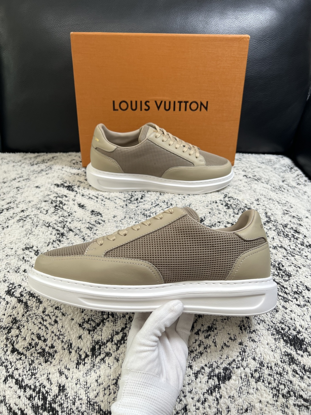 Lv  高品质  顶级工艺品  路易威登，运动板鞋专柜同步，鞋面意大利进口，高品质拼接缤纷色彩复杂工艺品，进口牛皮里垫柔