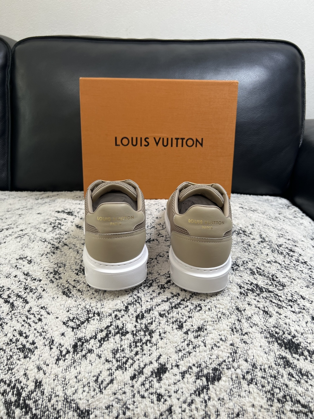 Lv  高品质  顶级工艺品  路易威登，运动板鞋专柜同步，鞋面意大利进口，高品质拼接缤纷色彩复杂工艺品，进口牛皮里垫柔