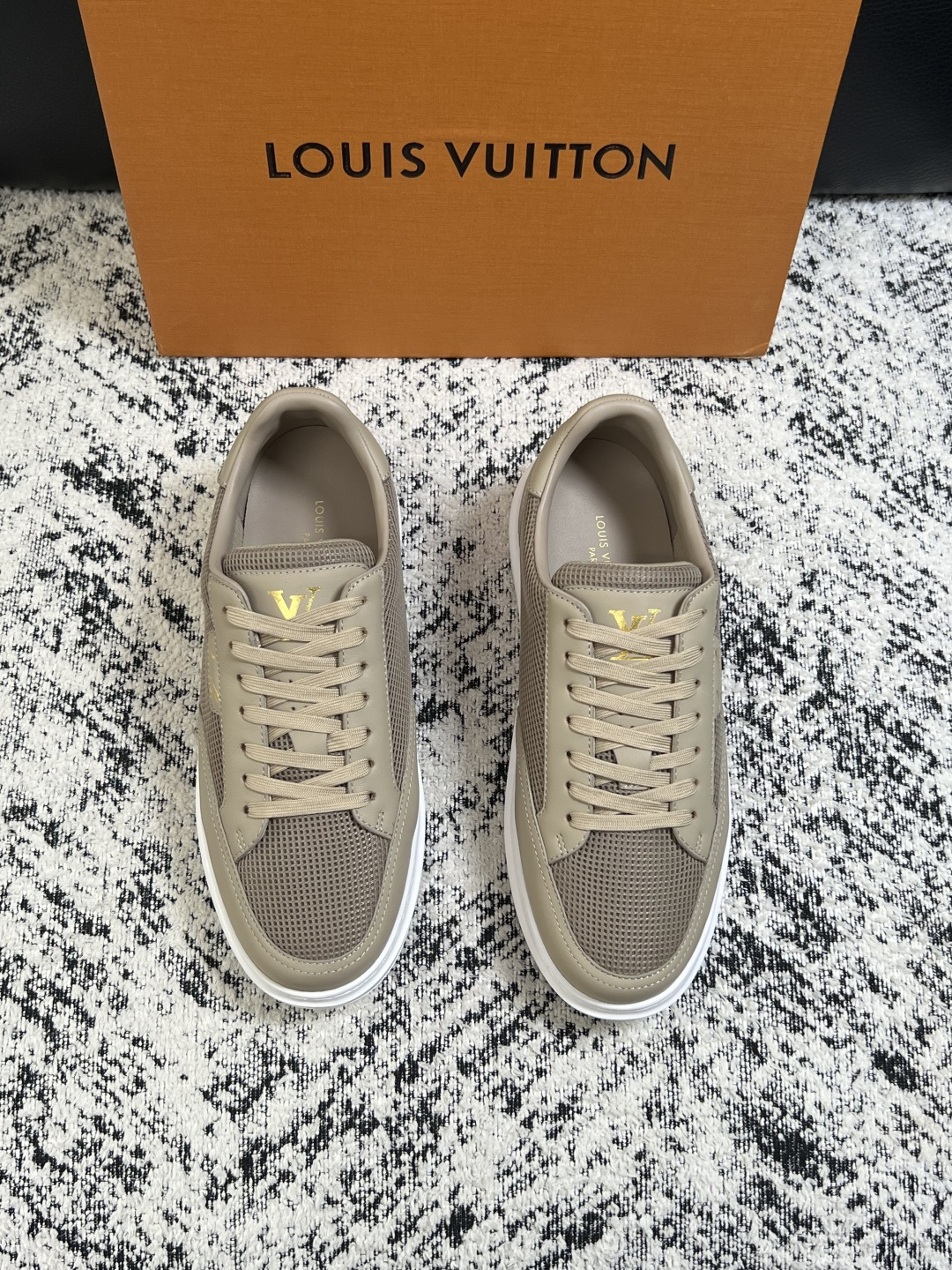 Lv  高品质  顶级工艺品  路易威登，运动板鞋专柜同步，鞋面意大利进口，高品质拼接缤纷色彩复杂工艺品，进口牛皮里垫柔