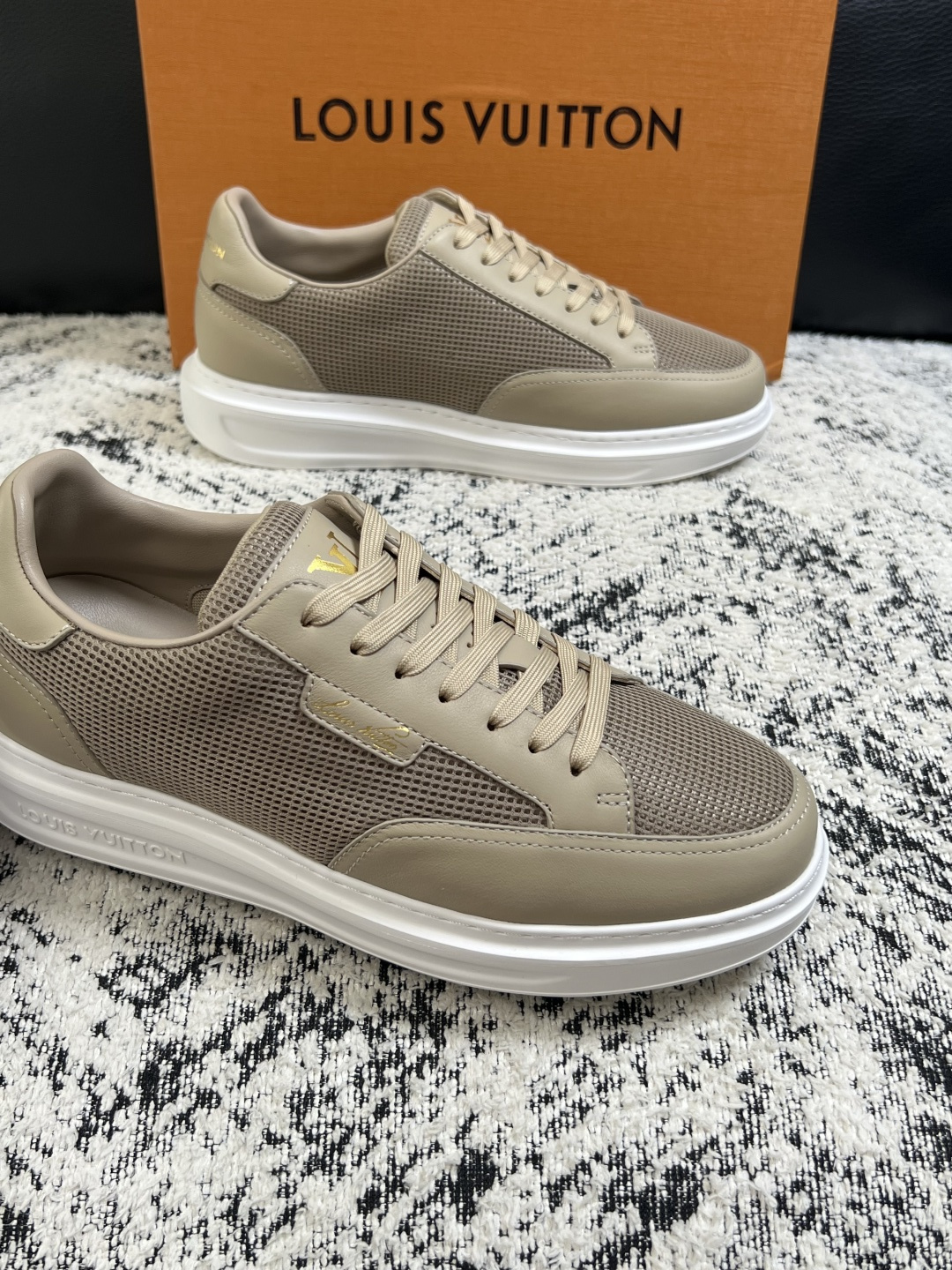 Lv  高品质  顶级工艺品  路易威登，运动板鞋专柜同步，鞋面意大利进口，高品质拼接缤纷色彩复杂工艺品，进口牛皮里垫柔