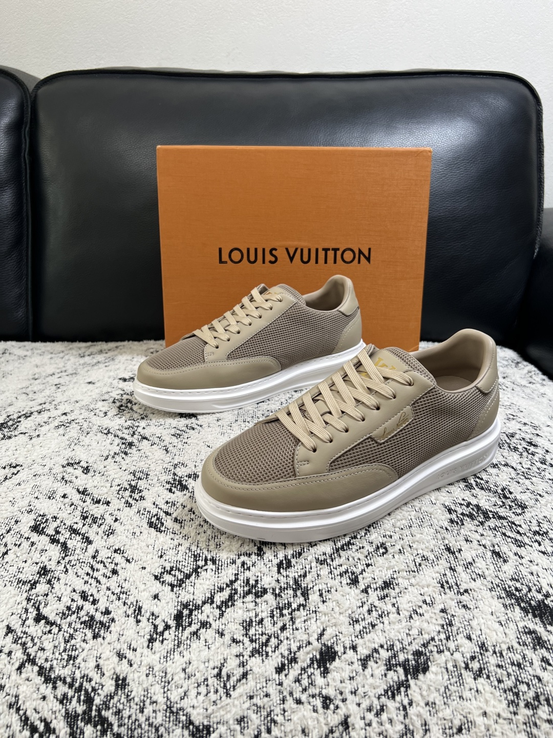 Lv  高品质  顶级工艺品  路易威登，运动板鞋专柜同步，鞋面意大利进口，高品质拼接缤纷色彩复杂工艺品，进口牛皮里垫柔