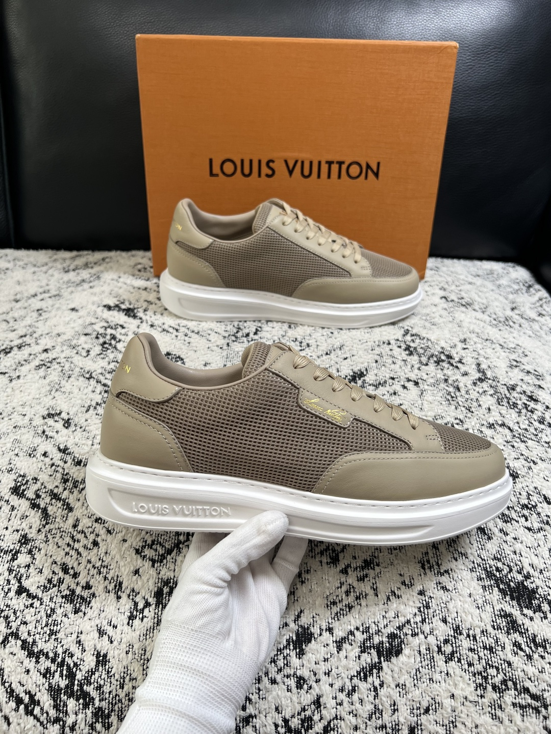 Lv  高品质  顶级工艺品  路易威登，运动板鞋专柜同步，鞋面意大利进口，高品质拼接缤纷色彩复杂工艺品，进口牛皮里垫柔