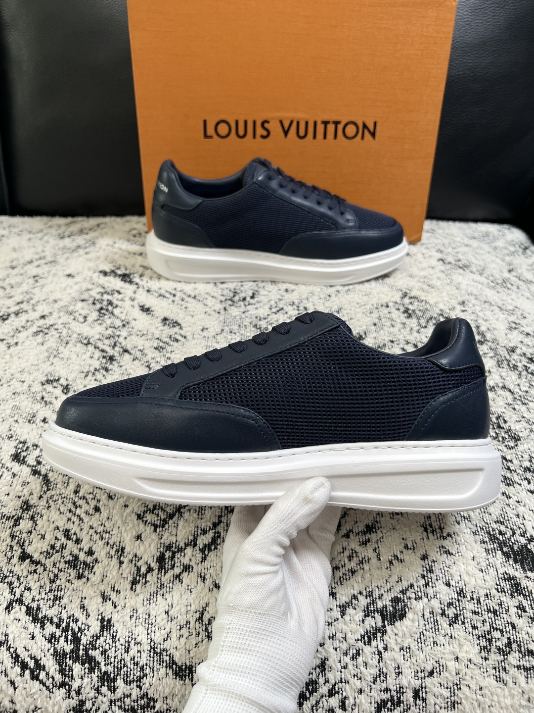 Lv  高品质  顶级工艺品  路易威登，运动板鞋专柜同步，鞋面意大利进口，高品质拼接缤纷色彩复杂工艺品，进口牛皮里垫柔