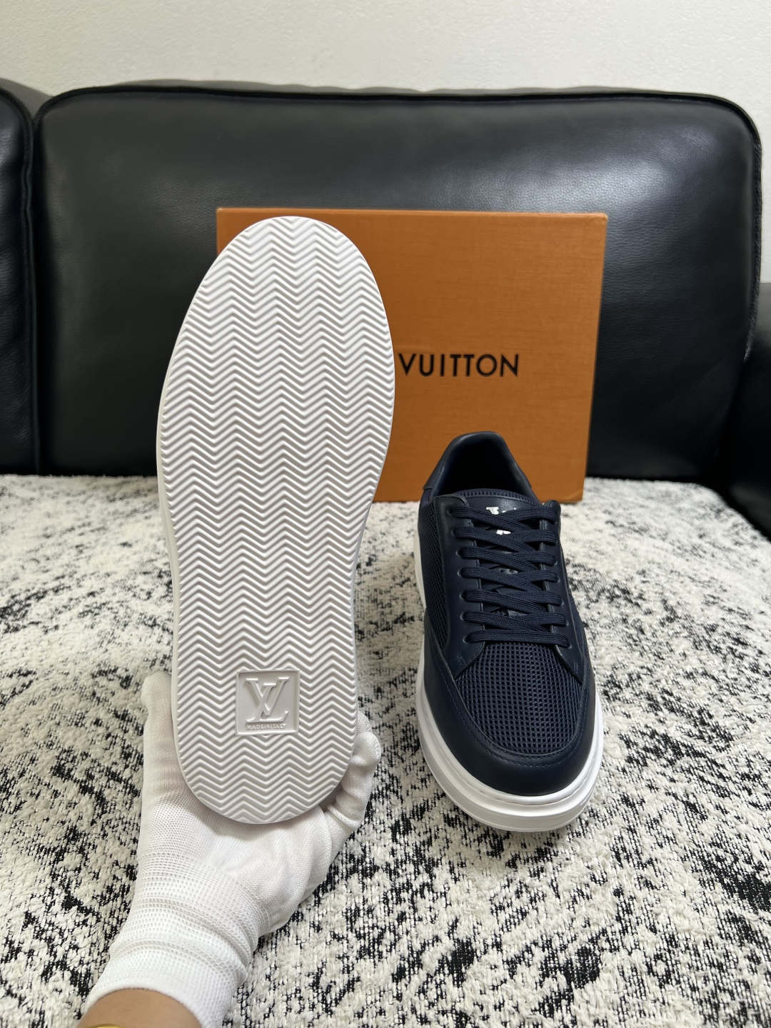 Lv  高品质  顶级工艺品  路易威登，运动板鞋专柜同步，鞋面意大利进口，高品质拼接缤纷色彩复杂工艺品，进口牛皮里垫柔