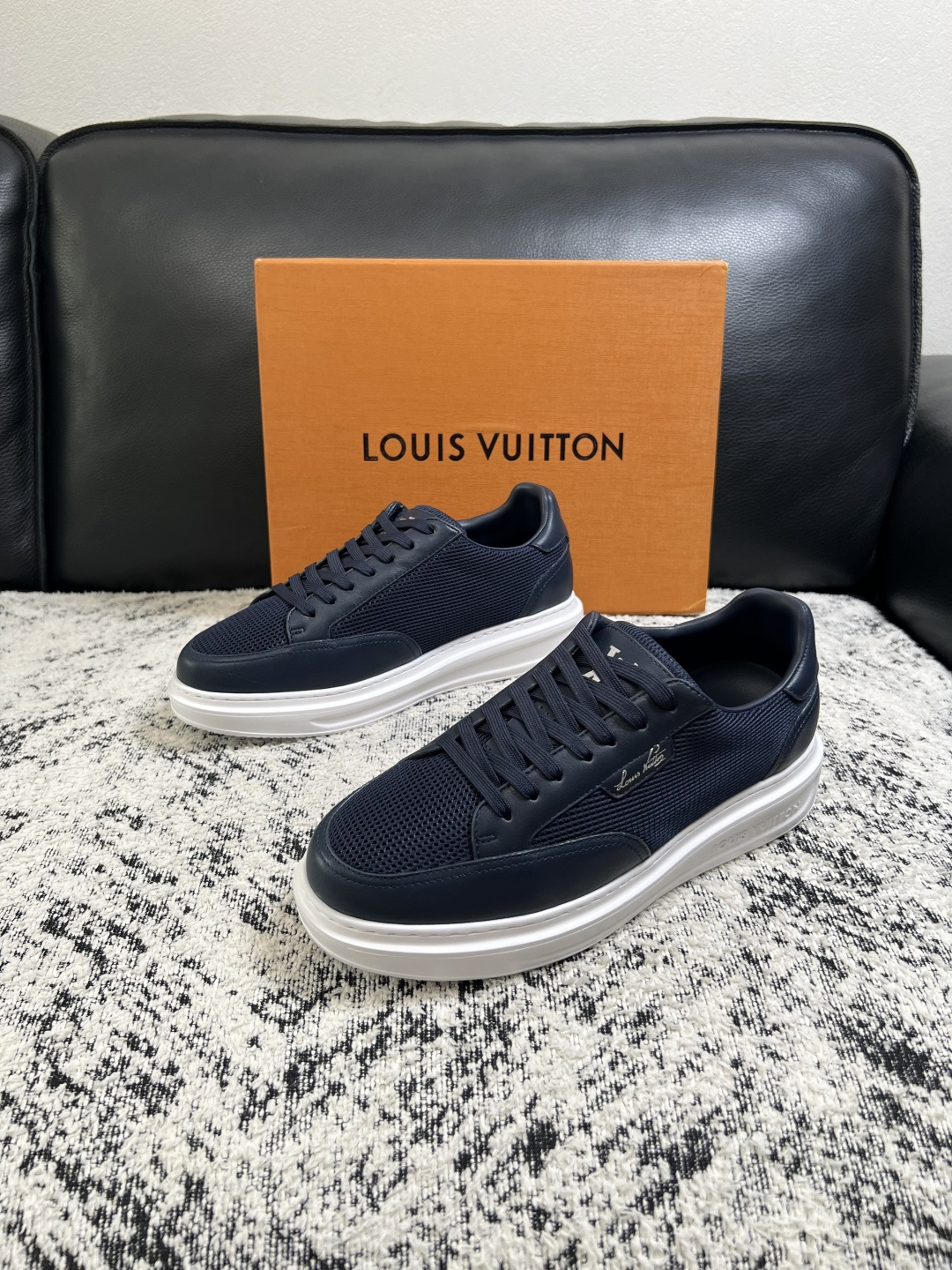 Lv  高品质  顶级工艺品  路易威登，运动板鞋专柜同步，鞋面意大利进口，高品质拼接缤纷色彩复杂工艺品，进口牛皮里垫柔
