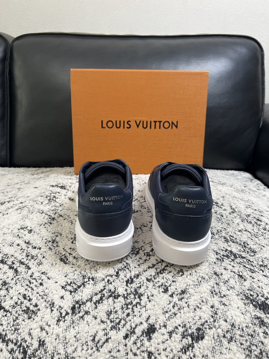 Lv  高品质  顶级工艺品  路易威登，运动板鞋专柜同步，鞋面意大利进口，高品质拼接缤纷色彩复杂工艺品，进口牛皮里垫柔
