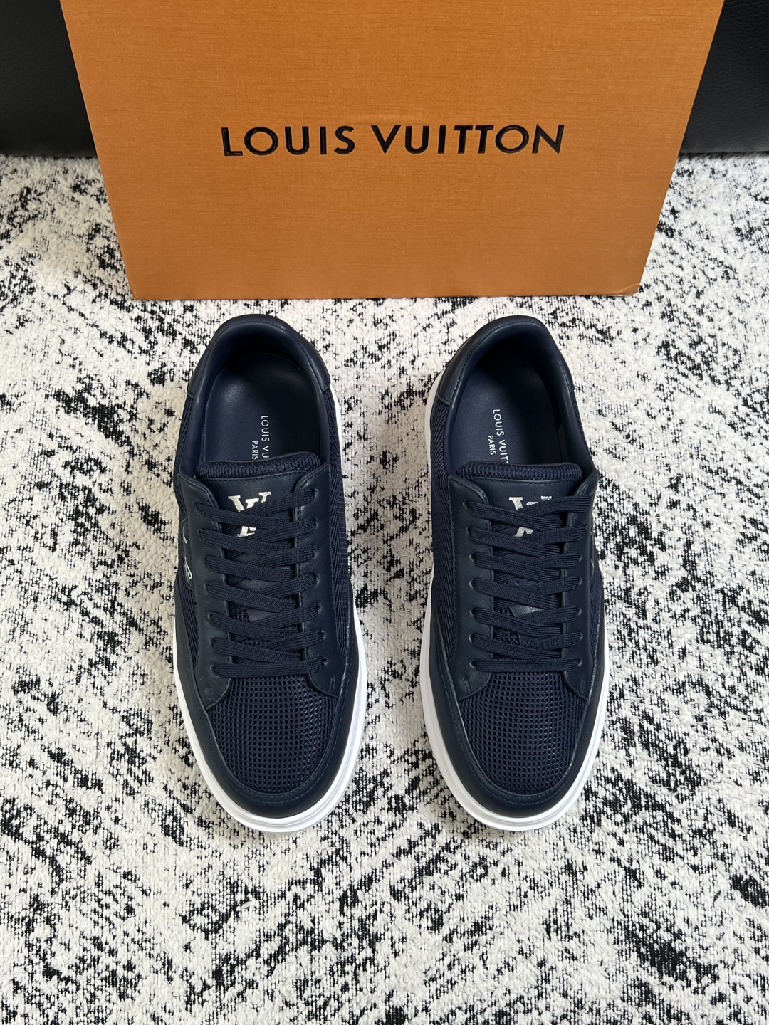 Lv  高品质  顶级工艺品  路易威登，运动板鞋专柜同步，鞋面意大利进口，高品质拼接缤纷色彩复杂工艺品，进口牛皮里垫柔