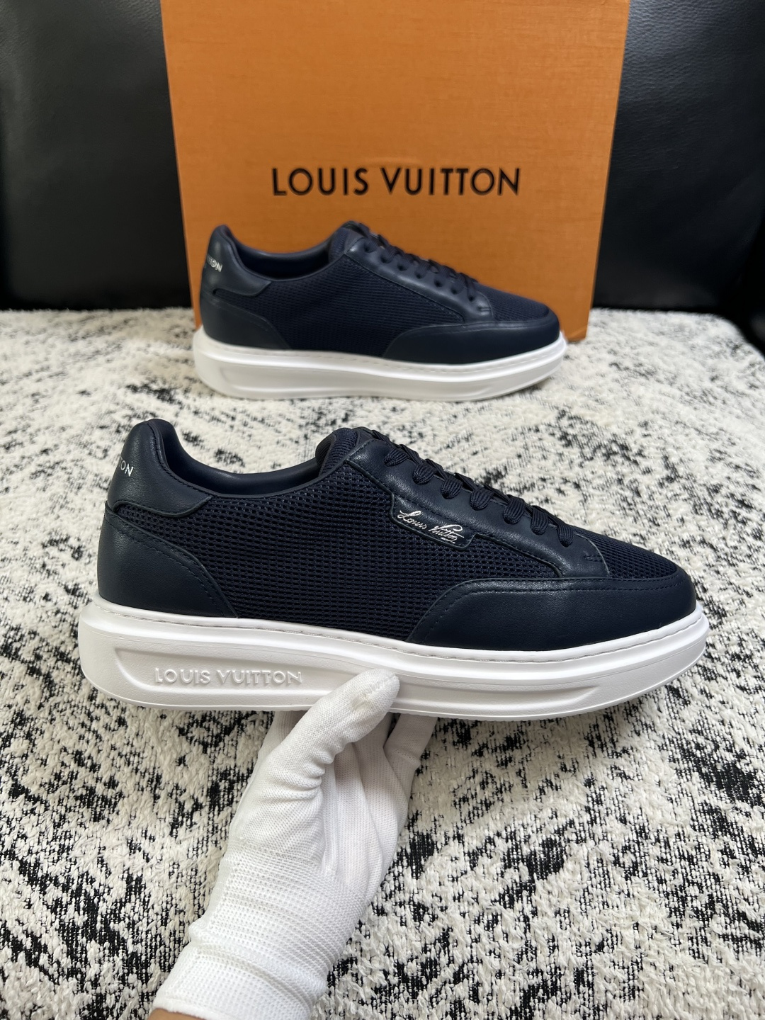 Lv  高品质  顶级工艺品  路易威登，运动板鞋专柜同步，鞋面意大利进口，高品质拼接缤纷色彩复杂工艺品，进口牛皮里垫柔