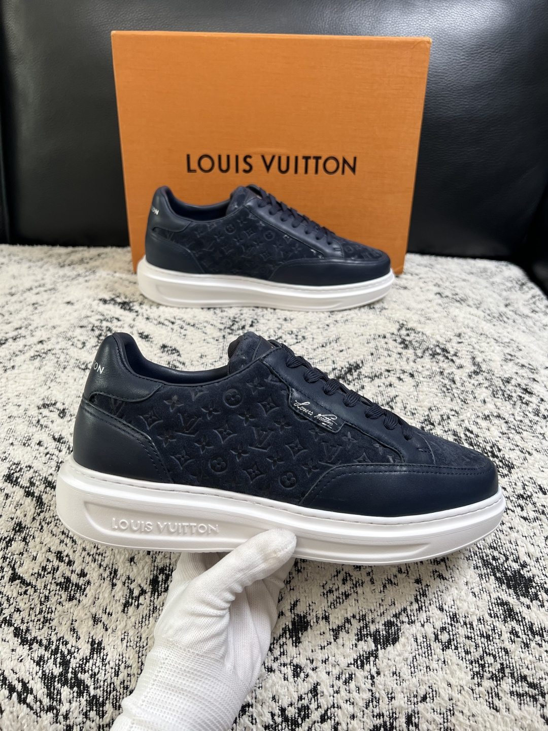 Lv  高品质  顶级工艺品  路易威登，运动板鞋专柜同步，鞋面意大利进口，高品质拼接缤纷色彩复杂工艺品，进口牛皮里垫柔