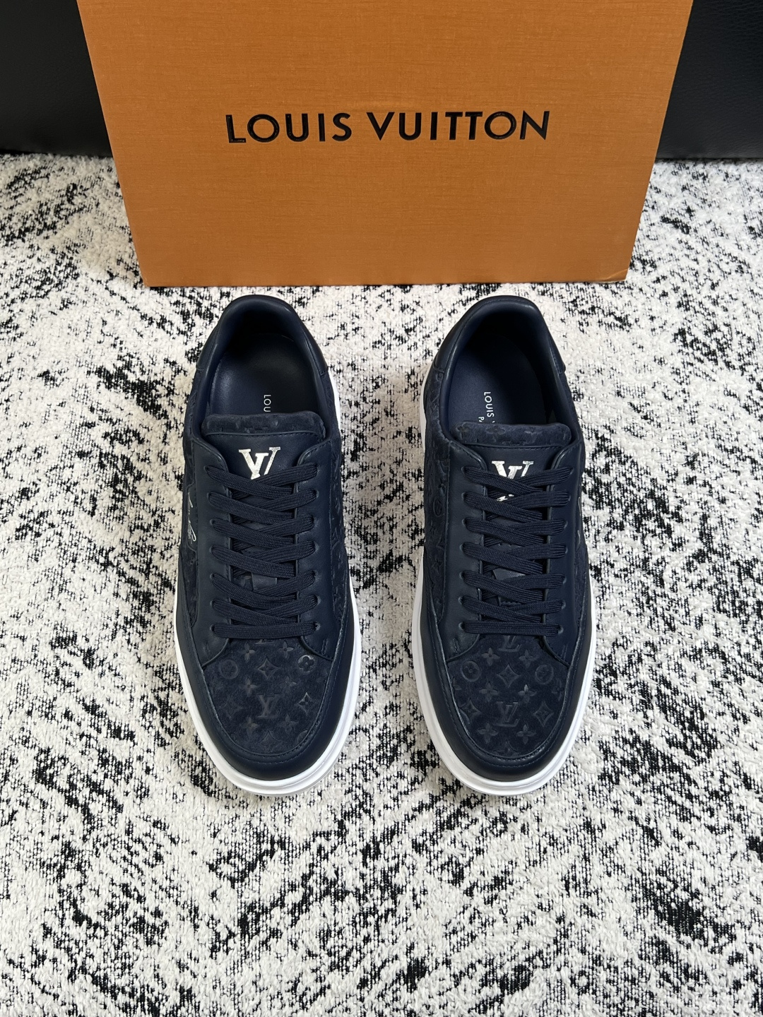 Lv  高品质  顶级工艺品  路易威登，运动板鞋专柜同步，鞋面意大利进口，高品质拼接缤纷色彩复杂工艺品，进口牛皮里垫柔