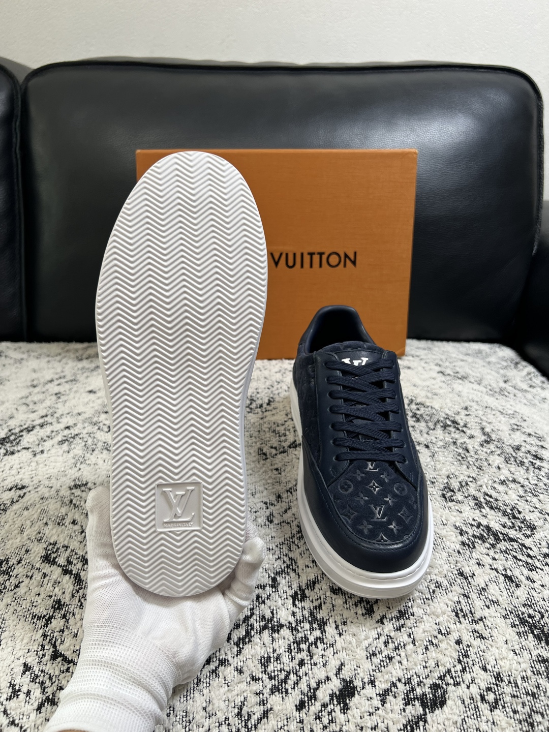 Lv  高品质  顶级工艺品  路易威登，运动板鞋专柜同步，鞋面意大利进口，高品质拼接缤纷色彩复杂工艺品，进口牛皮里垫柔