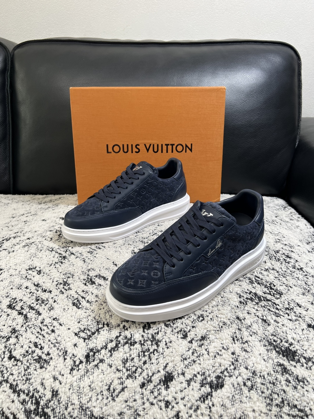 Lv  高品质  顶级工艺品  路易威登，运动板鞋专柜同步，鞋面意大利进口，高品质拼接缤纷色彩复杂工艺品，进口牛皮里垫柔