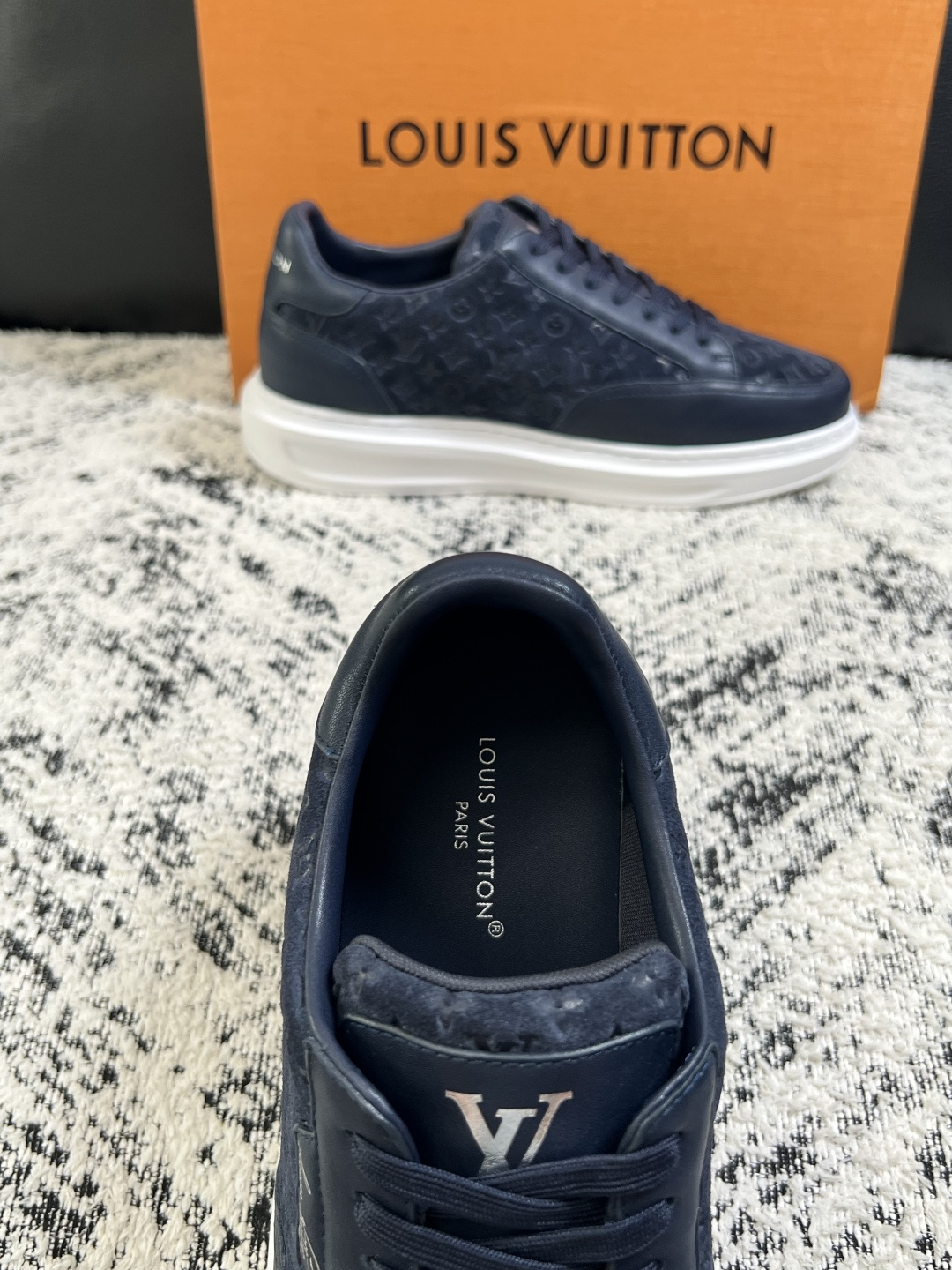 Lv  高品质  顶级工艺品  路易威登，运动板鞋专柜同步，鞋面意大利进口，高品质拼接缤纷色彩复杂工艺品，进口牛皮里垫柔