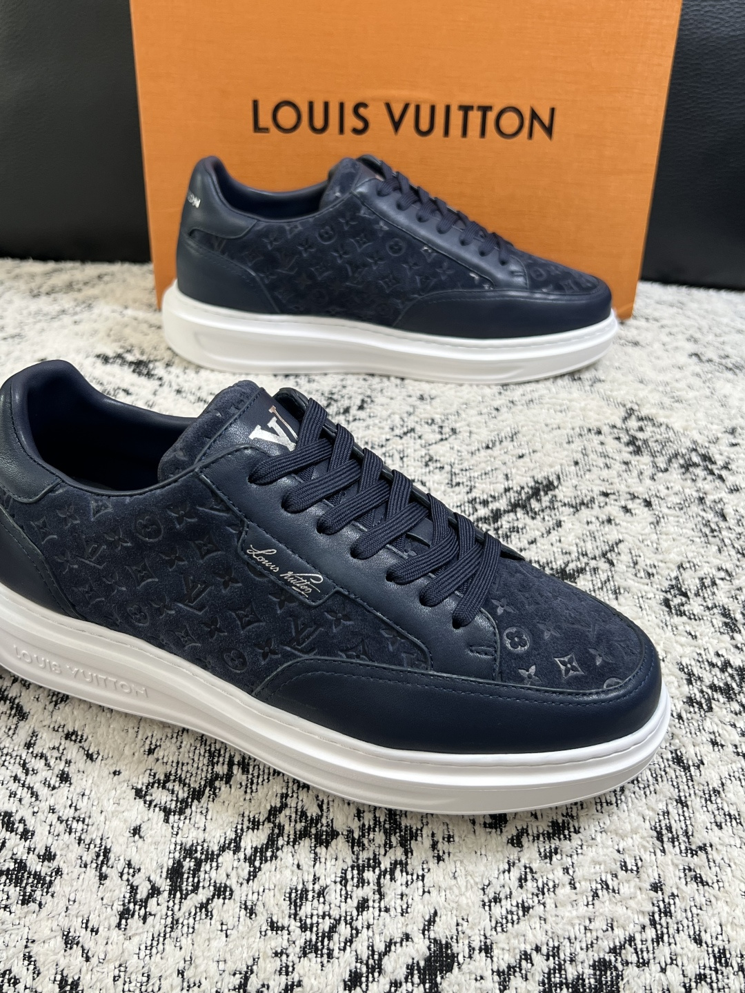 Lv  高品质  顶级工艺品  路易威登，运动板鞋专柜同步，鞋面意大利进口，高品质拼接缤纷色彩复杂工艺品，进口牛皮里垫柔