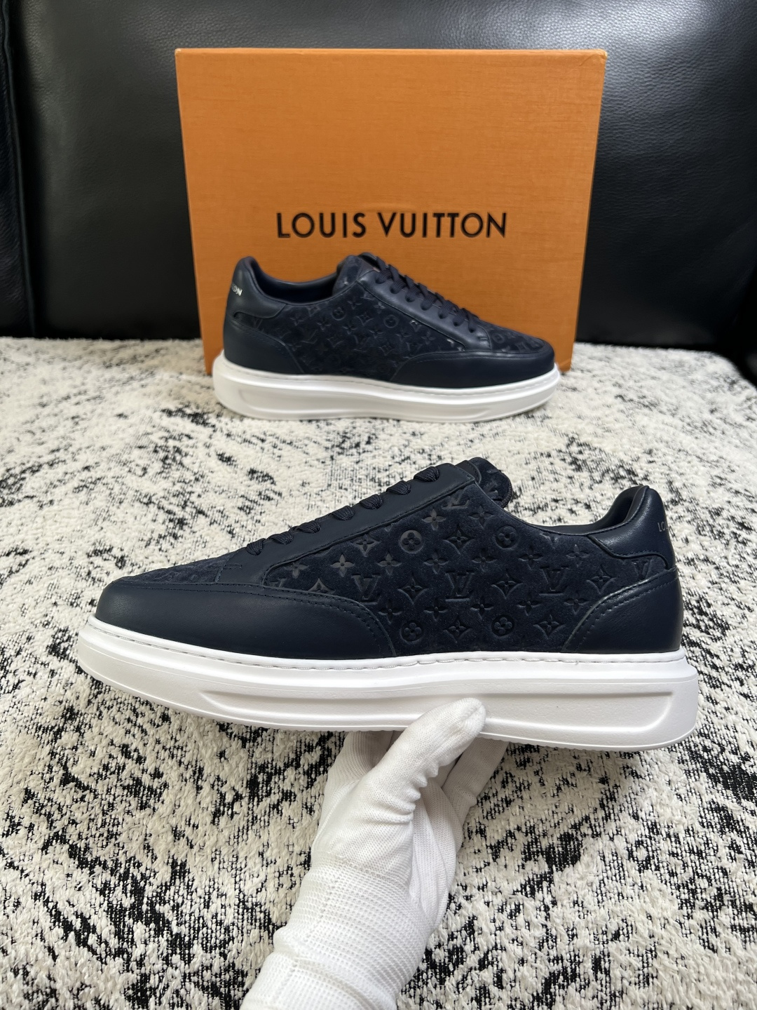 Lv  高品质  顶级工艺品  路易威登，运动板鞋专柜同步，鞋面意大利进口，高品质拼接缤纷色彩复杂工艺品，进口牛皮里垫柔