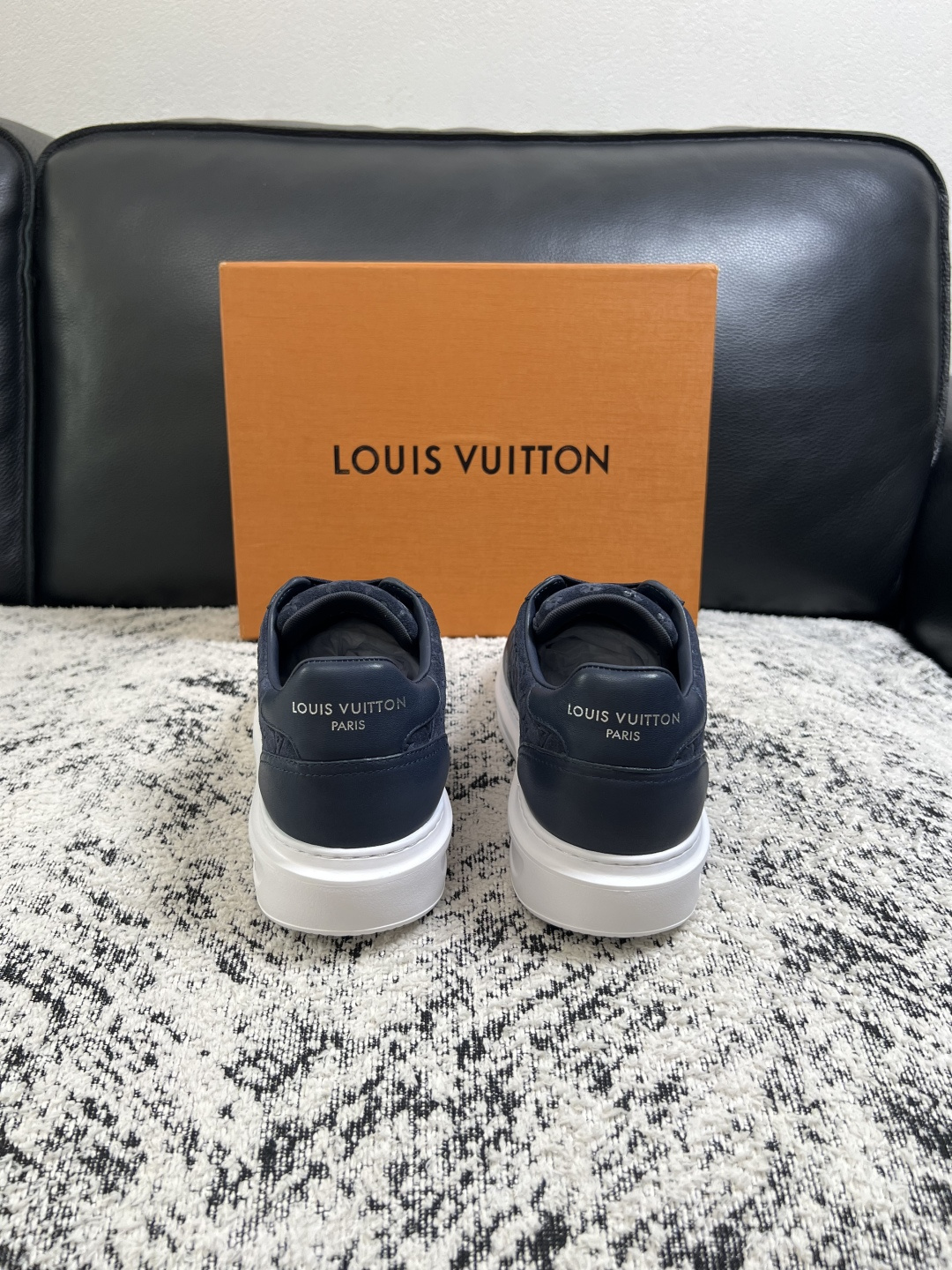 Lv  高品质  顶级工艺品  路易威登，运动板鞋专柜同步，鞋面意大利进口，高品质拼接缤纷色彩复杂工艺品，进口牛皮里垫柔