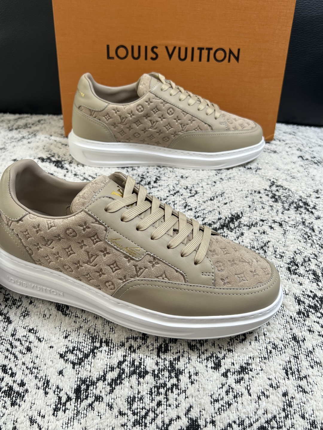 Lv  高品质  顶级工艺品  路易威登，运动板鞋专柜同步，鞋面意大利进口，高品质拼接缤纷色彩复杂工艺品，进口牛皮里垫柔