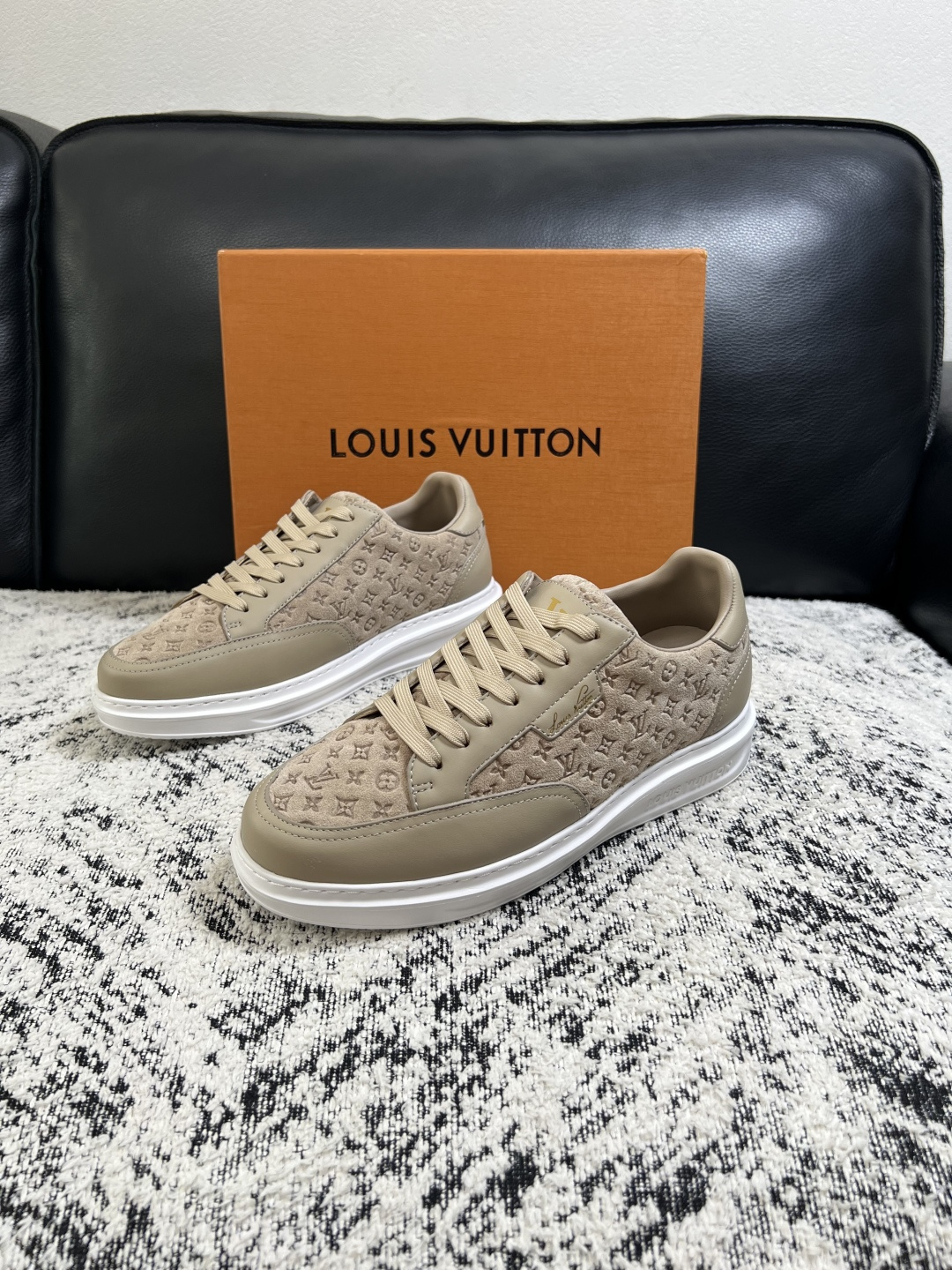 Lv  高品质  顶级工艺品  路易威登，运动板鞋专柜同步，鞋面意大利进口，高品质拼接缤纷色彩复杂工艺品，进口牛皮里垫柔