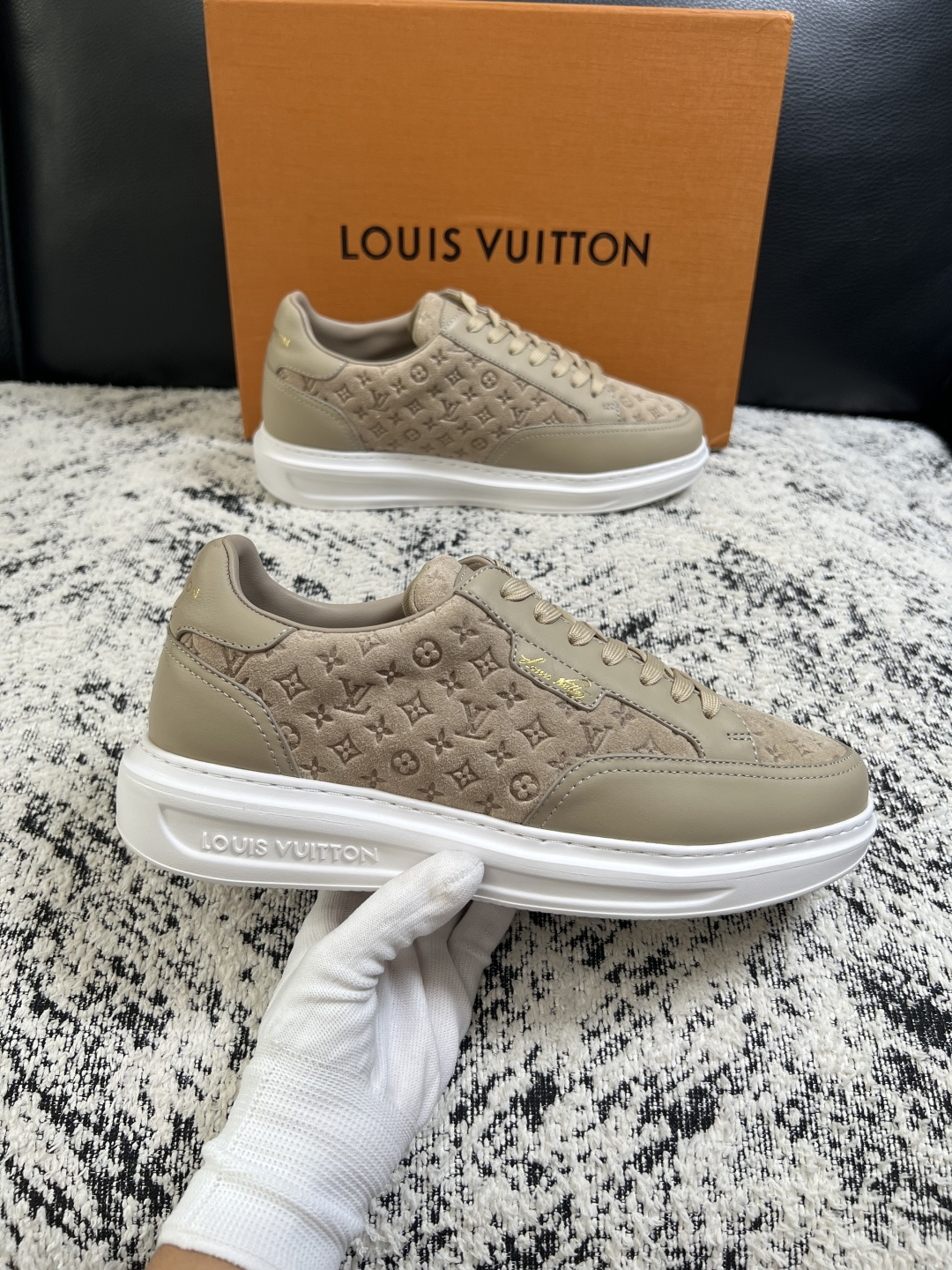 Lv  高品质  顶级工艺品  路易威登，运动板鞋专柜同步，鞋面意大利进口，高品质拼接缤纷色彩复杂工艺品，进口牛皮里垫柔