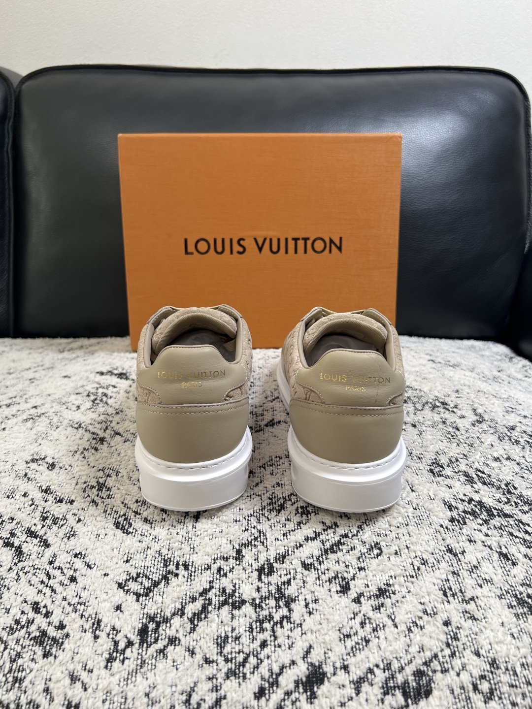 Lv  高品质  顶级工艺品  路易威登，运动板鞋专柜同步，鞋面意大利进口，高品质拼接缤纷色彩复杂工艺品，进口牛皮里垫柔